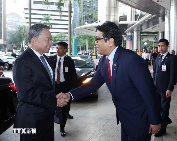 Tổng Bí thư Tô Lâm thăm và làm việc với Tập đoàn Petronas tại Kuala Lumpur, Malaysia. (Ảnh: Thống Nhất/TTXVN) Tổng Bí thư Tô Lâm thăm và làm việc với Tập đoàn Petronas tại Kuala Lumpur, Malaysia. (Ảnh: Thống Nhất/TTXVN)
