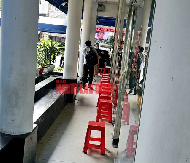 Khu vực chờ giao dịch vàng nhẫn tại công ty SJC cũng thưa vắng, đặc biệt, hôm nay khách có thể mua vàng miếng SJC hoặc vàng nhẫn từ vài lượng trở lên, có khách mua tới 7 lượng vàng SJC.