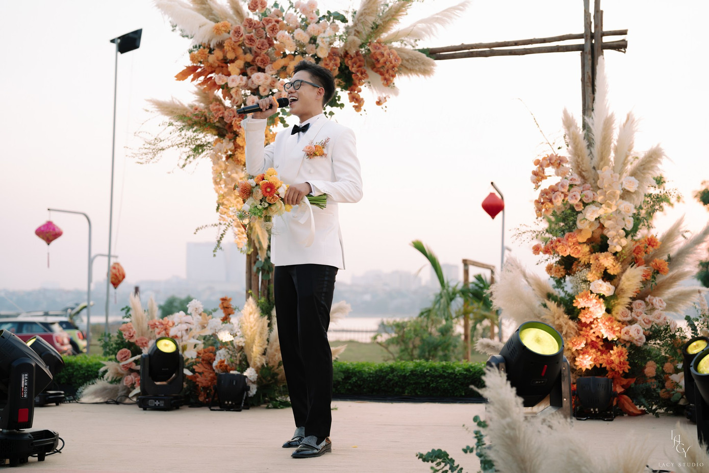 Ngày 12/11, đám cưới diễn viên Minh Hoàng và bạn gái Kim Ngân diễn ra tại Hà Nội, với khoảng 450 khách mời. Cặp đôi tổ chức tiệc cưới ngoài trời, ven bờ sông Hồng. Chia sẻ với Tiền Phong, Minh Hoàng cho biết anh mãn nguyện vì ngày vui trọn vẹn. Ngày 12/11, đám cưới diễn viên Minh Hoàng và bạn gái Kim Ngân diễn ra tại Hà Nội, với khoảng 450 khách mời. Cặp đôi tổ chức tiệc cưới ngoài trời, ven bờ sông Hồng. Chia sẻ với Tiền Phong, Minh Hoàng cho biết anh mãn nguyện vì ngày vui trọn vẹn.