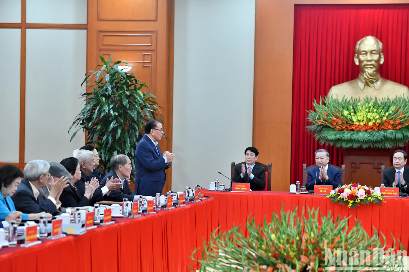 Các đồng chí lãnh đạo, nguyên lãnh đạo Đảng, Nhà nước dự hội nghị.