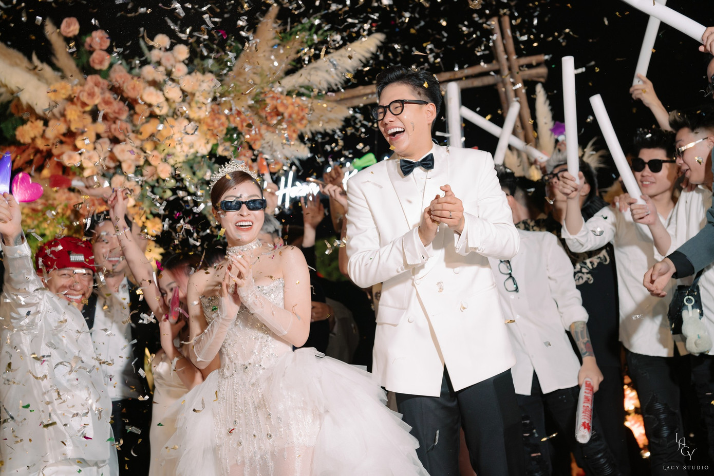 Theo Minh Hoàng, anh và vợ dự định sinh con vào năm tới. Nam diễn viên đã sẵn sàng cho hành trình làm chồng, làm cha và quyết tâm để vượt qua những khó khăn trong cuộc sống hôn nhân. Theo Minh Hoàng, anh và vợ dự định sinh con vào năm tới. Nam diễn viên đã sẵn sàng cho hành trình làm chồng, làm cha và quyết tâm để vượt qua những khó khăn trong cuộc sống hôn nhân.