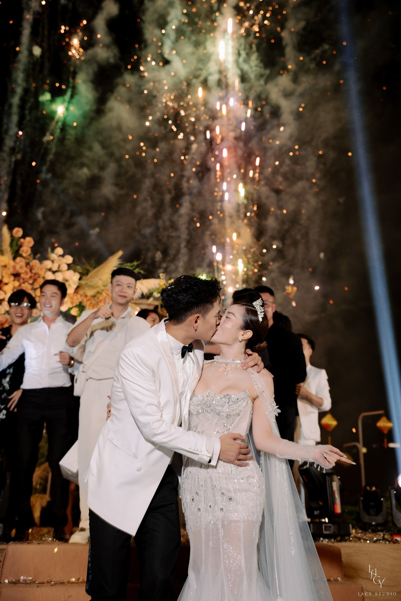 Minh Hoàng sinh năm 1993, tốt nghiệp Đại học Sân khấu Điện ảnh Hà Nội. Anh là quán quân chương trình Quý ông đại chiến mùa 3, góp mặt trong một số bộ phim giờ vàng như Quỳnh búp bê, Sinh tử, Chồng cũ vợ cũ người yêu cũ, Những nẻo đường gần xa… Minh Hoàng sinh năm 1993, tốt nghiệp Đại học Sân khấu Điện ảnh Hà Nội. Anh là quán quân chương trình Quý ông đại chiến mùa 3, góp mặt trong một số bộ phim giờ vàng như Quỳnh búp bê, Sinh tử, Chồng cũ vợ cũ người yêu cũ, Những nẻo đường gần xa…