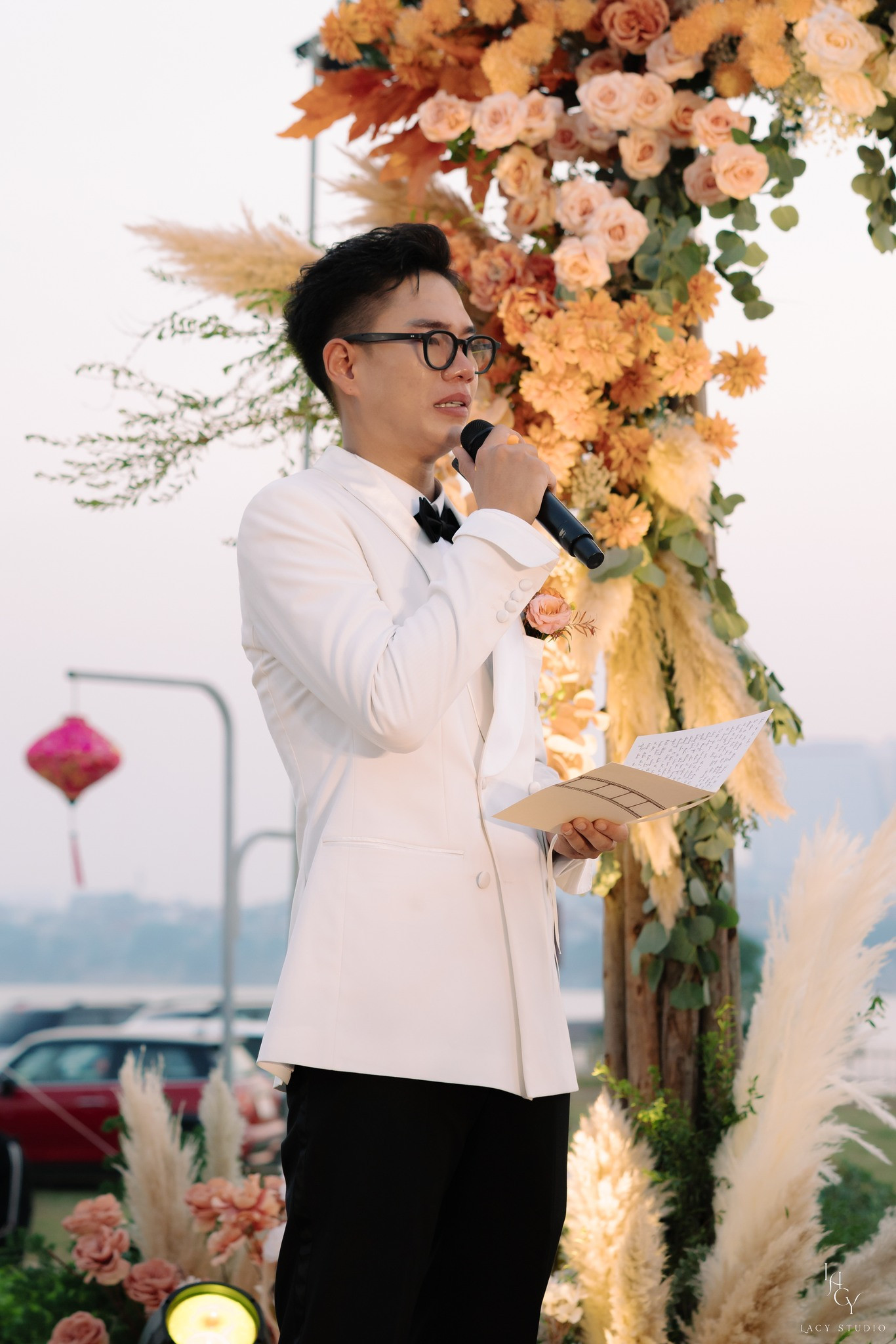 Ngày 12/11, đám cưới diễn viên Minh Hoàng và bạn gái Kim Ngân diễn ra tại Hà Nội, với khoảng 450 khách mời. Cặp đôi tổ chức tiệc cưới ngoài trời, ven bờ sông Hồng. Chia sẻ với Tiền Phong, Minh Hoàng cho biết anh mãn nguyện vì ngày vui trọn vẹn. Ngày 12/11, đám cưới diễn viên Minh Hoàng và bạn gái Kim Ngân diễn ra tại Hà Nội, với khoảng 450 khách mời. Cặp đôi tổ chức tiệc cưới ngoài trời, ven bờ sông Hồng. Chia sẻ với Tiền Phong, Minh Hoàng cho biết anh mãn nguyện vì ngày vui trọn vẹn.