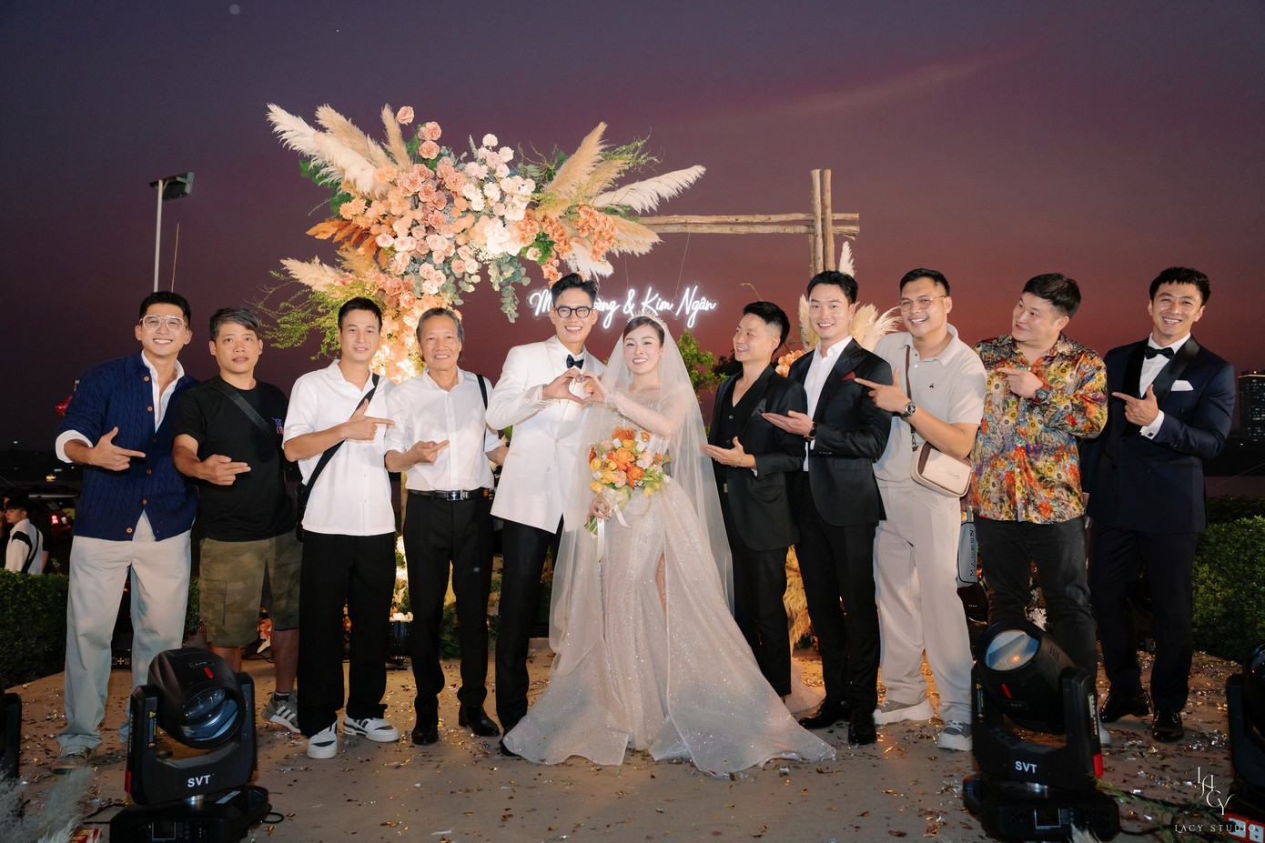 Nhiều sao Việt góp mặt trong lễ cưới của Minh Hoàng như diễn viên Trọng Lân, Anh Đức, Phan Thắng, Trương Hoàng, Việt Hoàng, Dũng Hớn… Nhiều sao Việt góp mặt trong lễ cưới của Minh Hoàng như diễn viên Trọng Lân, Anh Đức, Phan Thắng, Trương Hoàng, Việt Hoàng, Dũng Hớn…