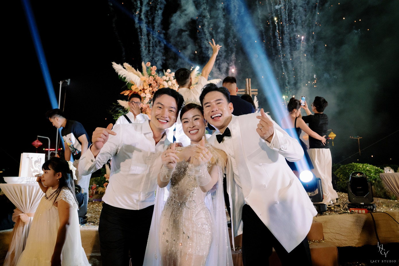 Nhiều sao Việt góp mặt trong lễ cưới của Minh Hoàng như diễn viên Trọng Lân, Anh Đức, Phan Thắng, Trương Hoàng, Việt Hoàng, Dũng Hớn… Nhiều sao Việt góp mặt trong lễ cưới của Minh Hoàng như diễn viên Trọng Lân, Anh Đức, Phan Thắng, Trương Hoàng, Việt Hoàng, Dũng Hớn…