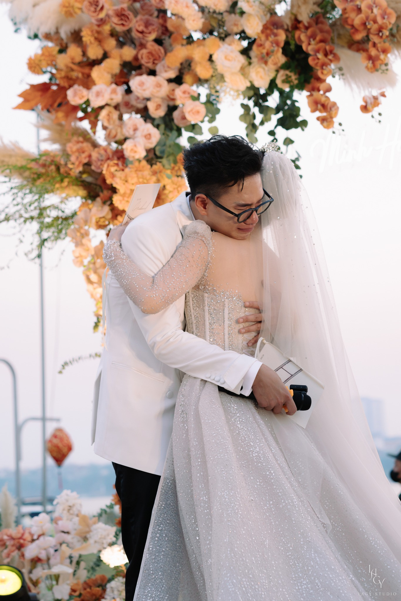 Trên lễ đường, Minh Hoàng và Kim Ngân bật khóc. Trước đó, Minh Hoàng chia sẻ anh sợ không đủ mạnh mẽ và sẽ bật khóc trong hôn lễ. Trên lễ đường, Minh Hoàng và Kim Ngân bật khóc. Trước đó, Minh Hoàng chia sẻ anh sợ không đủ mạnh mẽ và sẽ bật khóc trong hôn lễ.
