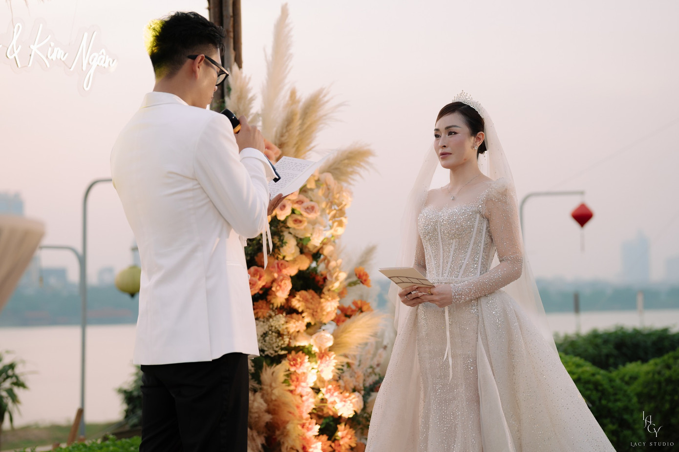 Trên lễ đường, Minh Hoàng và Kim Ngân bật khóc. Trước đó, Minh Hoàng chia sẻ anh sợ không đủ mạnh mẽ và sẽ bật khóc trong hôn lễ. Trên lễ đường, Minh Hoàng và Kim Ngân bật khóc. Trước đó, Minh Hoàng chia sẻ anh sợ không đủ mạnh mẽ và sẽ bật khóc trong hôn lễ.