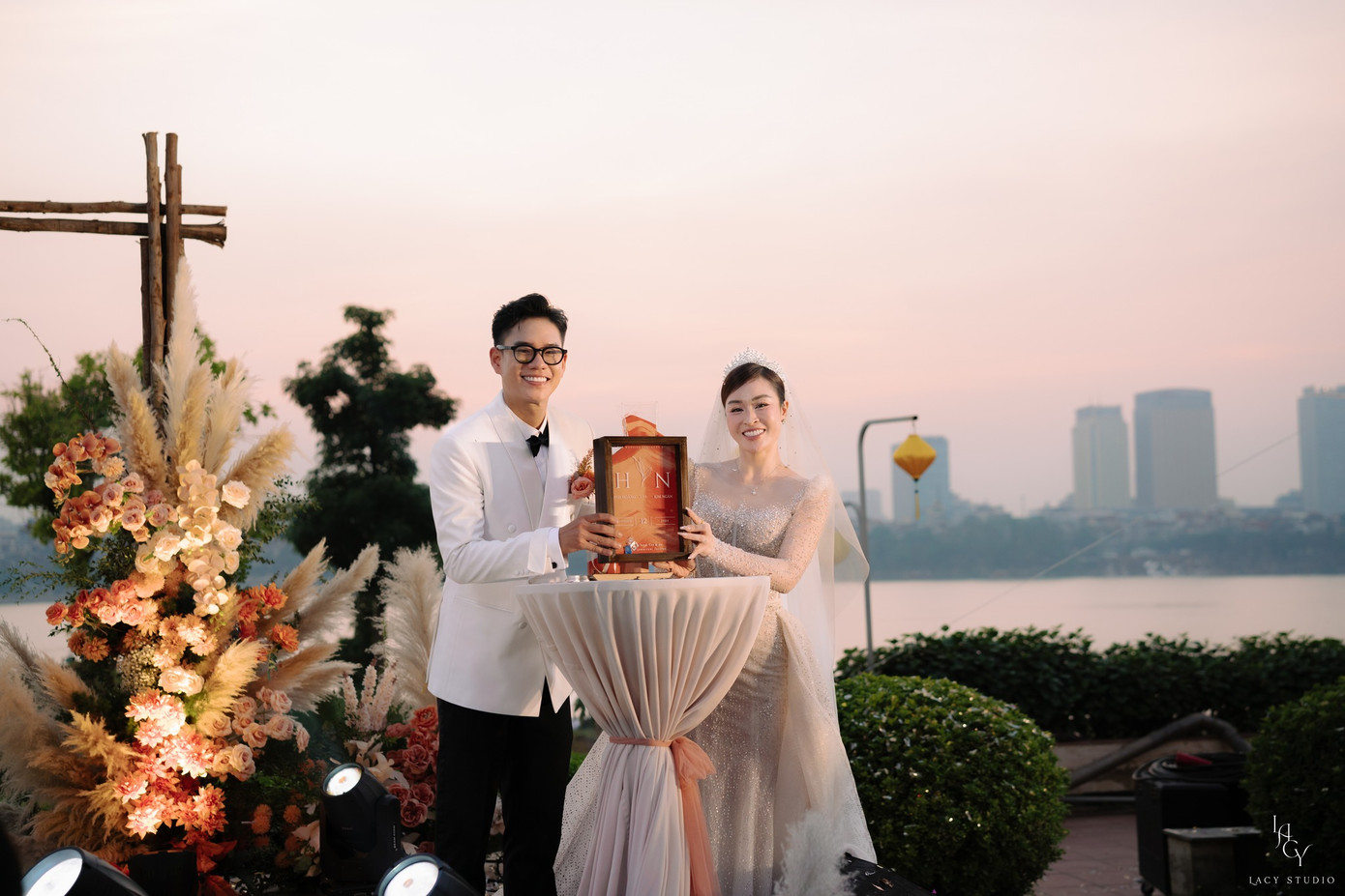 Trong lễ cưới, diễn viên Minh Hoàng và Kim Ngân thực hiện nghi thức rót cát với hy vọng tình yêu của họ mãi mặn nồng theo năm tháng. Trong lễ cưới, diễn viên Minh Hoàng và Kim Ngân thực hiện nghi thức rót cát với hy vọng tình yêu của họ mãi mặn nồng theo năm tháng.