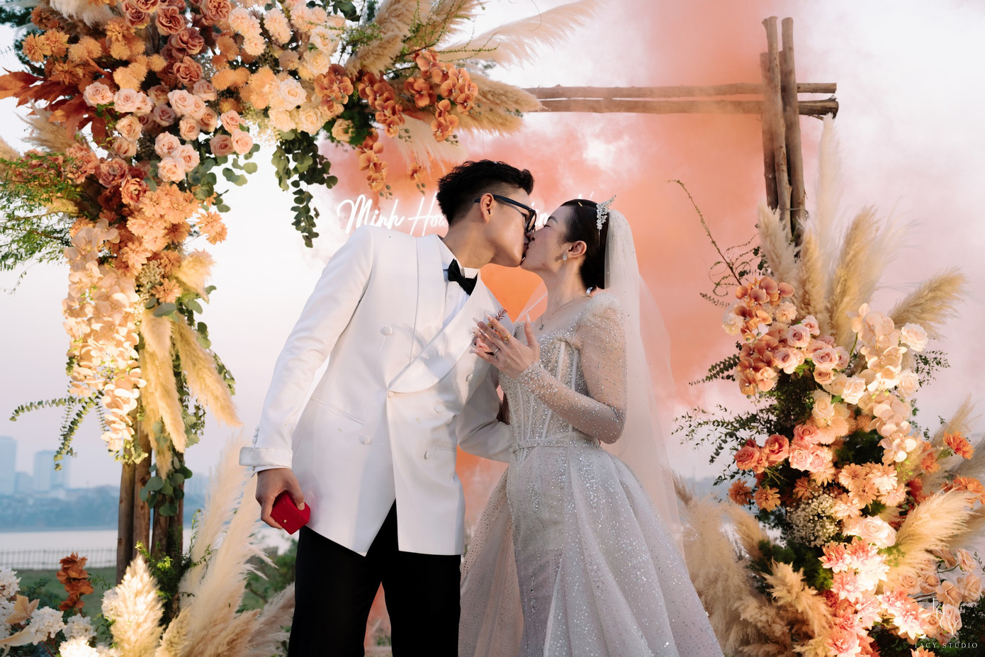 Trên lễ đường, Minh Hoàng và Kim Ngân bật khóc. Trước đó, Minh Hoàng chia sẻ anh sợ không đủ mạnh mẽ và sẽ bật khóc trong hôn lễ. Trên lễ đường, Minh Hoàng và Kim Ngân bật khóc. Trước đó, Minh Hoàng chia sẻ anh sợ không đủ mạnh mẽ và sẽ bật khóc trong hôn lễ.