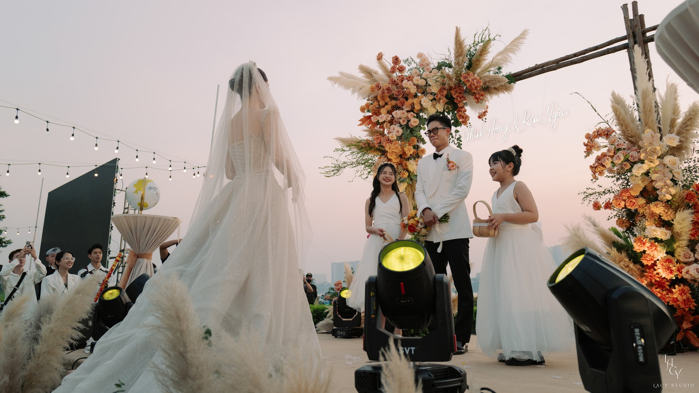 Điều đặc biệt trong đám cưới Minh Hoàng đó là hai con riêng của cô dâu cũng chính là người rải hoa, đưa mẹ vào lễ đường. Điều đặc biệt trong đám cưới Minh Hoàng đó là hai con riêng của cô dâu cũng chính là người rải hoa, đưa mẹ vào lễ đường.