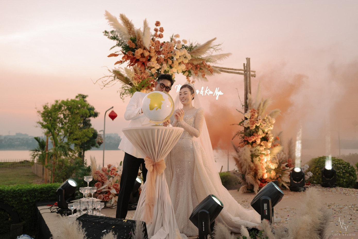 Ngoài ra, cô dâu, chú rể cũng cùng ký tên vào quả địa cầu đánh dấu những nơi cả hai đã từng đi qua. Thông điệp là dù cả hai đã cùng nhau tới nhiều địa điểm đẹp, nhưng có lẽ nơi ấm áp, hạnh phúc, thoải mái nhất là ngôi nhà chung mà họ vun đắp. Nghi thức này được khai thác từ sở thích đi du lịch của họ. Ngoài ra, cô dâu, chú rể cũng cùng ký tên vào quả địa cầu đánh dấu những nơi cả hai đã từng đi qua. Thông điệp là dù cả hai đã cùng nhau tới nhiều địa điểm đẹp, nhưng có lẽ nơi ấm áp, hạnh phúc, thoải mái nhất là ngôi nhà chung mà họ vun đắp. Nghi thức này được khai thác từ sở thích đi du lịch của họ.