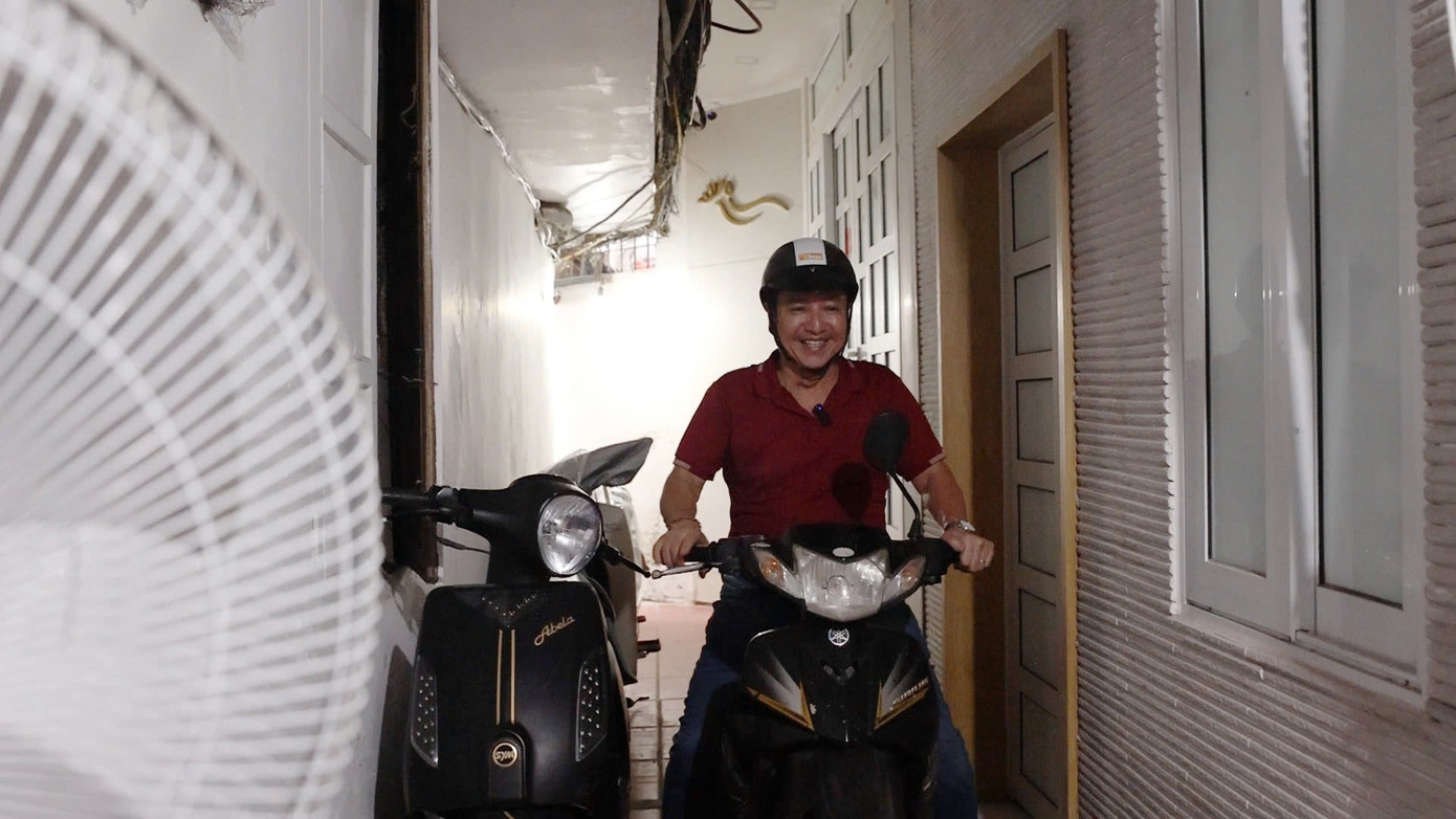 Lối vào căn hộ tập thể của nghệ sĩ Chí Trung gần như không có ánh sáng tự nhiên.