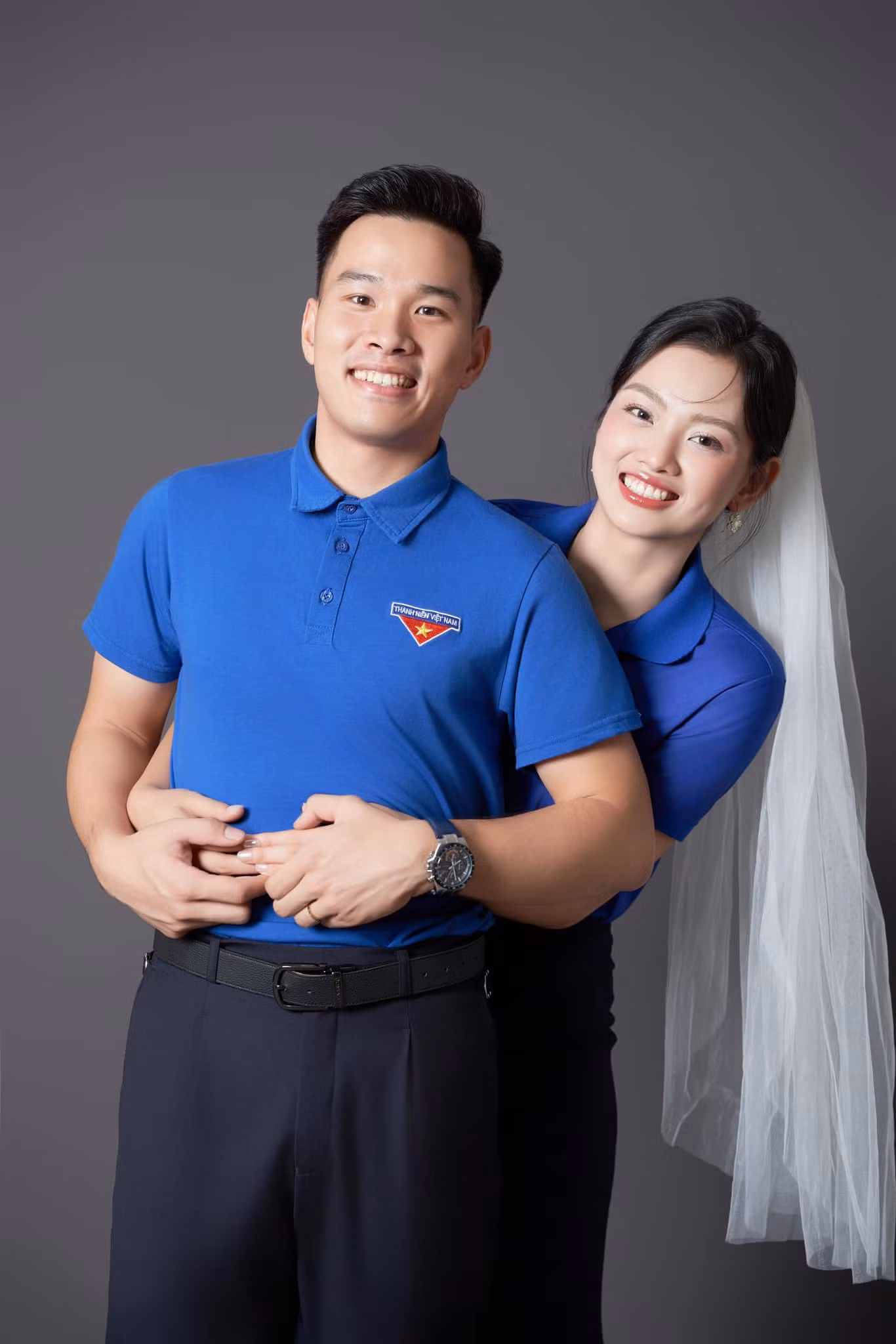 Chia sẻ với Tiền Phong về ý tưởng bộ ảnh đặc biệt này, Thu Hoài cho biết chính cô là người gợi ý cho "nửa kia" mặc áo Đoàn chụp ảnh cưới.