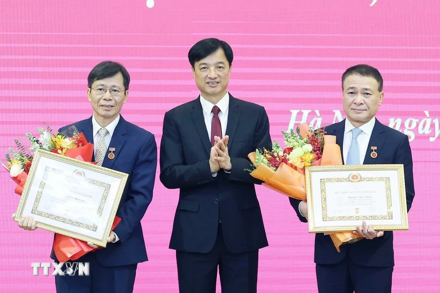 Đồng chí Nguyễn Duy Ngọc, Bí thư Trung ương Đảng, Chánh Văn phòng Trung ương Đảng, trao Huy hiệu 40 năm tuổi Đảng cho các đảng viên. (Ảnh: Thống Nhất/ TTXVN)