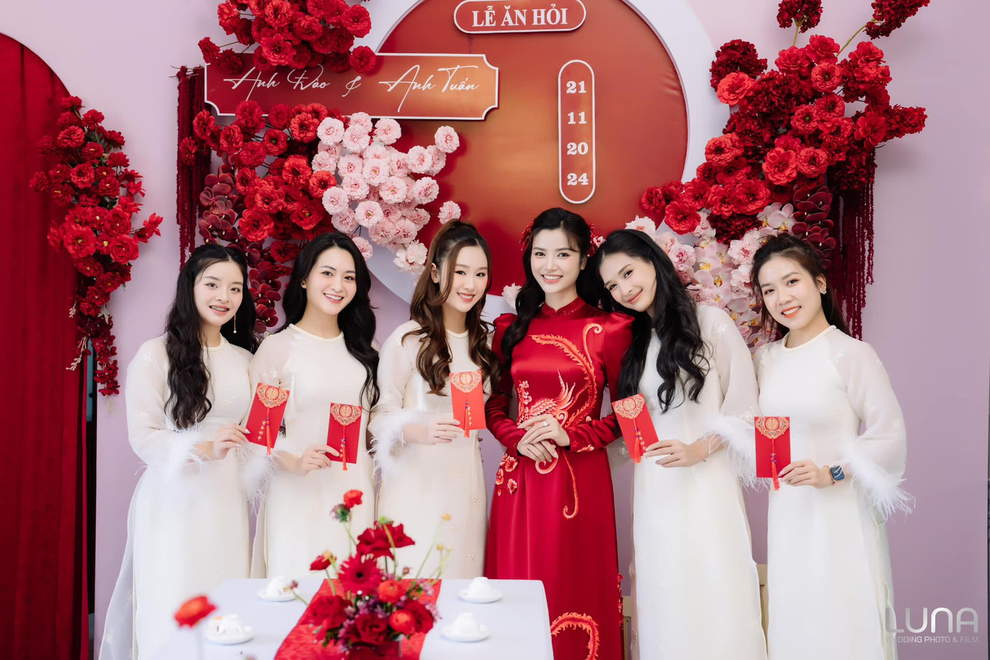 Anh Đào chia sẻ một số khoảnh khắc trong ngày trọng đại. Lễ ăn hỏi của cô có sự tham gia của một số diễn viên như Minh Thu, Huyền Sâm, Huyền Thạch, Hàn Trang, Việt Hoa… Anh Đào chia sẻ một số khoảnh khắc trong ngày trọng đại. Lễ ăn hỏi của cô có sự tham gia của một số diễn viên như Minh Thu, Huyền Sâm, Huyền Thạch, Hàn Trang, Việt Hoa…