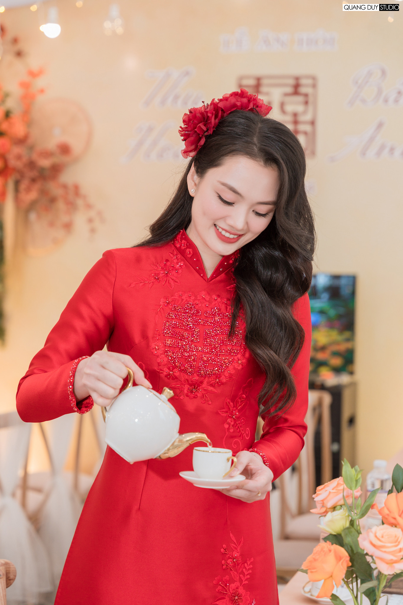 Hoa khôi bóng chuyền Thu Hoài chia sẻ loạt khoảnh khắc trong lễ ăn hỏi với bạn trai Bảo Anh. Cặp đôi diện áo dài màu đỏ, thêu chữ hỷ.