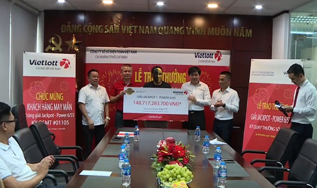 Tại lễ nhận giải Jackpot 1, ông P. cho biết ông đang làm nghề tự do, sinh sống tại quận 8, TP HCM