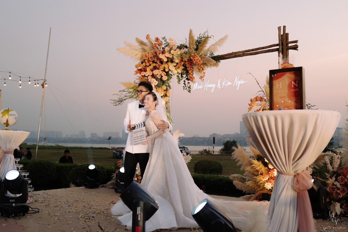 Cặp đôi thực hiện nghi thức ‘Clapper Board of Love’. Cô dâu viết nội dung lên tấm bảng, chú rể là người gập thanh sọc chéo. Thông điệp là cả hai sẽ cùng nhau bắt đầu một chương mới trong bộ phim của cuộc đời mình, họ cũng chính là đạo diễn của cuốn phim đó, mọi khó khăn hạnh phúc thăng trầm đều là do mình lựa chọn và trải qua. Hình tượng này được khai thác từ nghề nghiệp của Minh Hoàng, đồng thời thể hiện sự đồng lòng, hậu thuẫn của Kim Ngân dành cho nửa kia. Cặp đôi thực hiện nghi thức ‘Clapper Board of Love’. Cô dâu viết nội dung lên tấm bảng, chú rể là người gập thanh sọc chéo. Thông điệp là cả hai sẽ cùng nhau bắt đầu một chương mới trong bộ phim của cuộc đời mình, họ cũng chính là đạo diễn của cuốn phim đó, mọi khó khăn hạnh phúc thăng trầm đều là do mình lựa chọn và trải qua. Hình tượng này được khai thác từ nghề nghiệp của Minh Hoàng, đồng thời thể hiện sự đồng lòng, hậu thuẫn của Kim Ngân dành cho nửa kia.