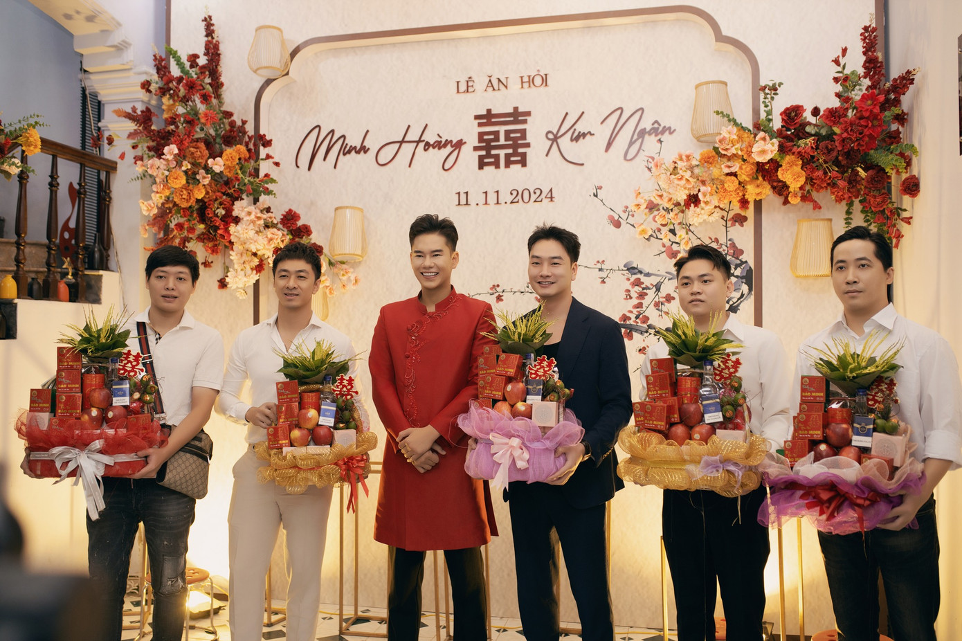 Trong ngày vui của Minh Hoàng có sự góp mặt của nhiều diễn viên như Mạnh Hưng, Trọng Lân, Phan Thắng, Trương Hoàng… Trong ngày vui của Minh Hoàng có sự góp mặt của nhiều diễn viên như Mạnh Hưng, Trọng Lân, Phan Thắng, Trương Hoàng…