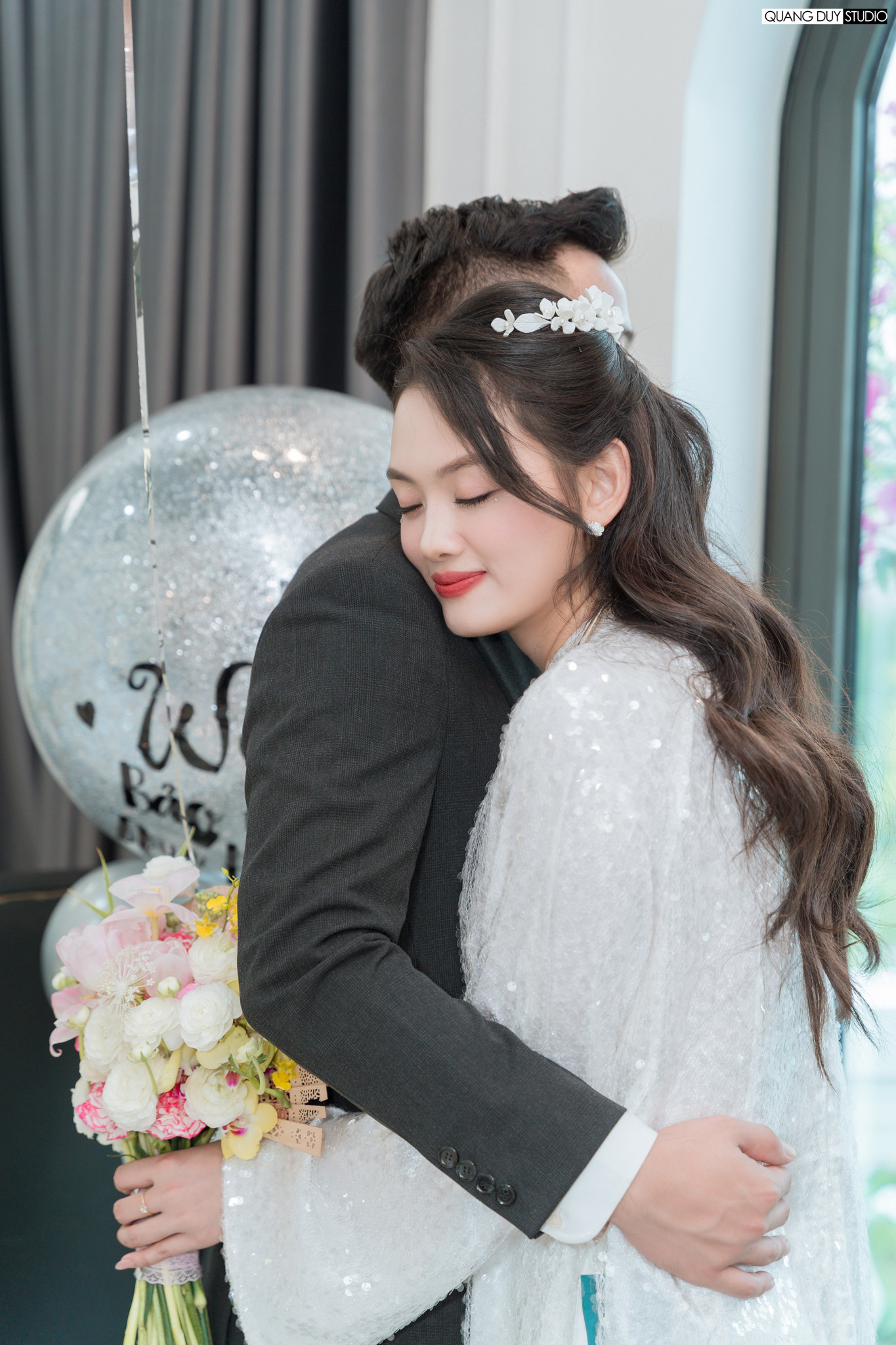 Hoa khôi bóng chuyền cho biết cô nhận lời cầu hôn của bạn trai vào tháng 5, đúng dịp sinh nhật của mình. Thời điểm đó, cô bối rối nhưng chấp nhận vì thấy sự nghiêm túc, chân thành của bạn trai.