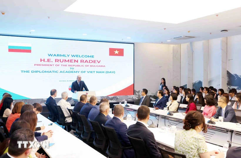 Tổng thống Bulgaria Rumen Radev phát biểu. )Ảnh: Phạm Kiên/TTXVN) Tổng thống Bulgaria Rumen Radev phát biểu. )Ảnh: Phạm Kiên/TTXVN)