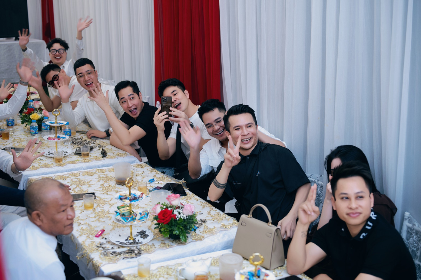 Trong ngày vui của Minh Hoàng có sự góp mặt của nhiều diễn viên như Mạnh Hưng, Trọng Lân, Phan Thắng, Trương Hoàng… Trong ngày vui của Minh Hoàng có sự góp mặt của nhiều diễn viên như Mạnh Hưng, Trọng Lân, Phan Thắng, Trương Hoàng…