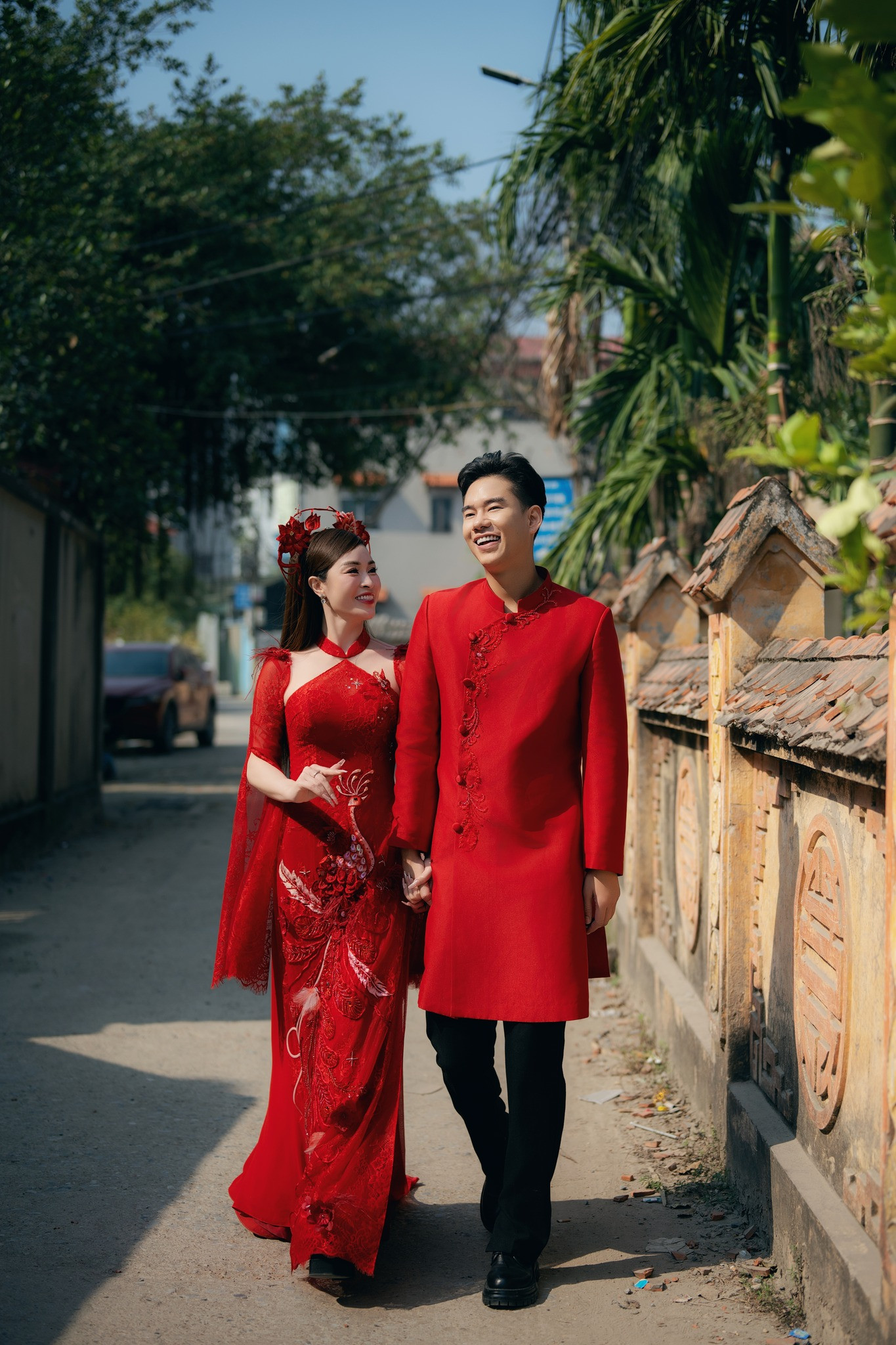 Trước đó, Minh Hoàng tâm sự anh mong muốn có một mái ấm gia đình, sống hạnh phúc. “Tôi và bạn gái đến với nhau là cái duyên. Không quan trọng tuổi tác mà là sự hòa hợp, bao dung, tình cảm”, Minh Hoàng nói. Trước đó, Minh Hoàng tâm sự anh mong muốn có một mái ấm gia đình, sống hạnh phúc. “Tôi và bạn gái đến với nhau là cái duyên. Không quan trọng tuổi tác mà là sự hòa hợp, bao dung, tình cảm”, Minh Hoàng nói.