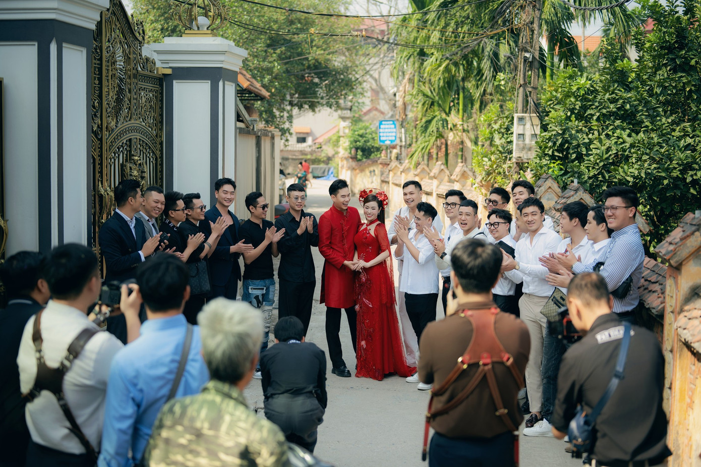 Dự kiến, tiệc cưới của Minh Hoàng có sự tham gia của 450 khách mời, với nhiều tiết mục nghệ thuật của các sao Việt. Dự kiến, tiệc cưới của Minh Hoàng có sự tham gia của 450 khách mời, với nhiều tiết mục nghệ thuật của các sao Việt.