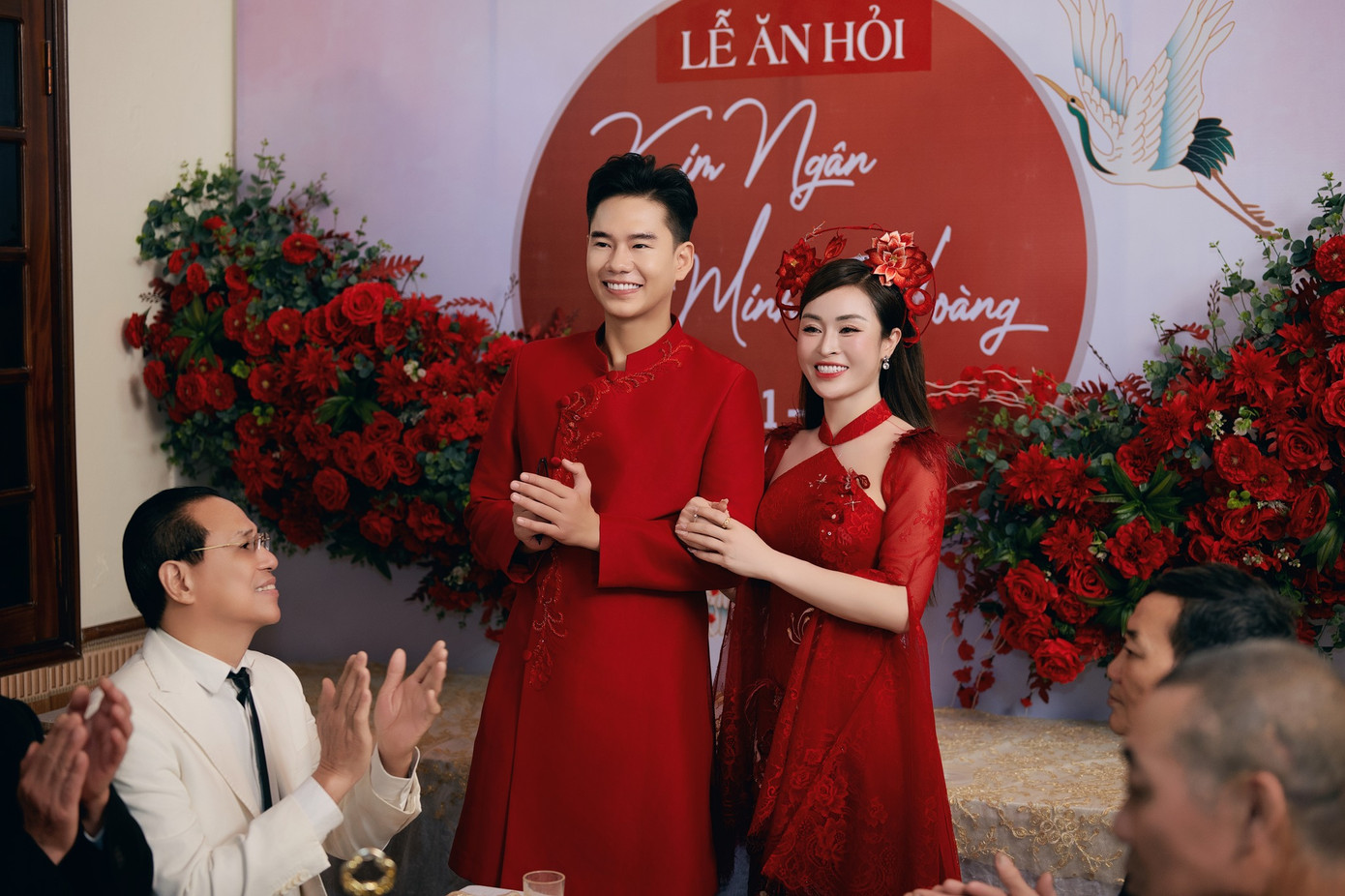 Theo Minh Hoàng, người phụ nữ hơn tuổi có sự từng trải, thông cảm và thấu hiểu hơn, đặc biệt với nghề nghiệp nhạy cảm của anh là diễn viên. “Tôi thấy may mắn khi quen và yêu bạn gái hiện tại. Đây là người phụ nữ đồng cảm với tôi trong nhiều khía cạnh của cuộc sống”, anh chia sẻ. Theo Minh Hoàng, người phụ nữ hơn tuổi có sự từng trải, thông cảm và thấu hiểu hơn, đặc biệt với nghề nghiệp nhạy cảm của anh là diễn viên. “Tôi thấy may mắn khi quen và yêu bạn gái hiện tại. Đây là người phụ nữ đồng cảm với tôi trong nhiều khía cạnh của cuộc sống”, anh chia sẻ.