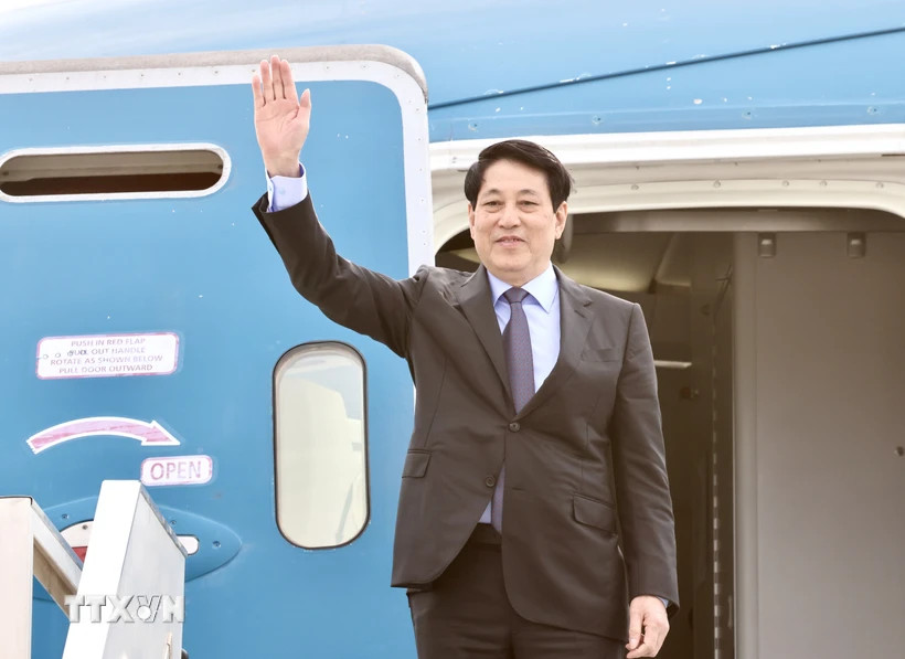 Chủ tịch nước Lương Cường tại sân bay Jorge Chávez ở Thủ đô Lima, kết thúc chuyến thăm chính thức Cộng hòa Peru và tham dự Tuần lễ cấp cao Diễn đàn Hợp tác kinh tế châu Á-Thái Bình Dương (APEC) 2024. (Ảnh: Lâm Khánh/TTXVN) Chủ tịch nước Lương Cường tại sân bay Jorge Chávez ở Thủ đô Lima, kết thúc chuyến thăm chính thức Cộng hòa Peru và tham dự Tuần lễ cấp cao Diễn đàn Hợp tác kinh tế châu Á-Thái Bình Dương (APEC) 2024. (Ảnh: Lâm Khánh/TTXVN)