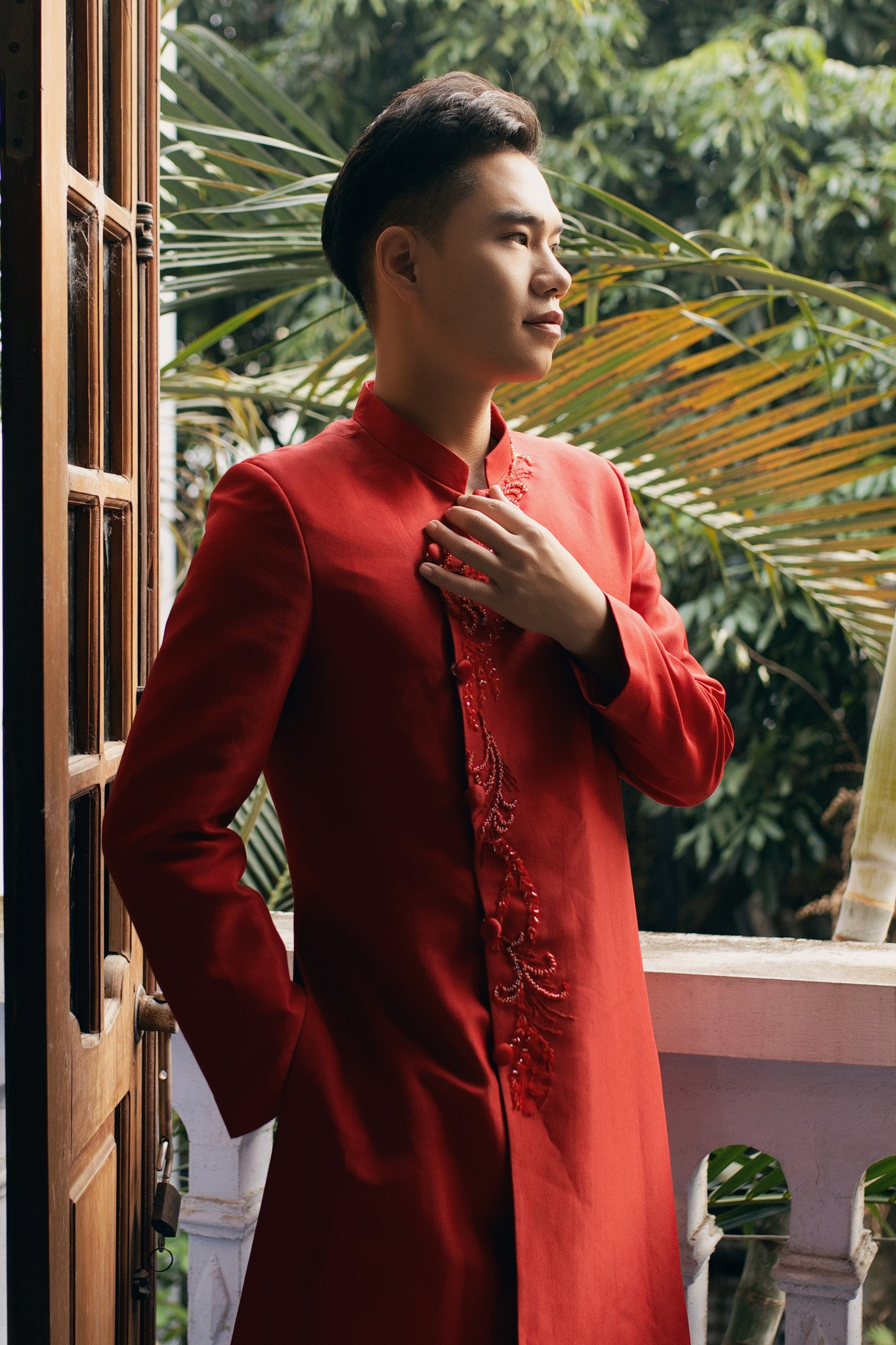 Minh Hoàng sinh năm 1993, tốt nghiệp Đại học Sân khấu Điện ảnh Hà Nội. Anh là quán quân chương trình Quý ông đại chiến mùa 3, góp mặt trong một số bộ phim giờ vàng như Quỳnh búp bê, Sinh tử, Chồng cũ vợ cũ người yêu cũ, Những nẻo đường gần xa… Minh Hoàng sinh năm 1993, tốt nghiệp Đại học Sân khấu Điện ảnh Hà Nội. Anh là quán quân chương trình Quý ông đại chiến mùa 3, góp mặt trong một số bộ phim giờ vàng như Quỳnh búp bê, Sinh tử, Chồng cũ vợ cũ người yêu cũ, Những nẻo đường gần xa…