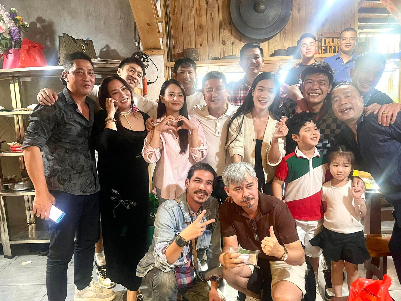 Tiệc đóng máy của đoàn phim Độc đạo. Tiệc đóng máy của đoàn phim Độc đạo.