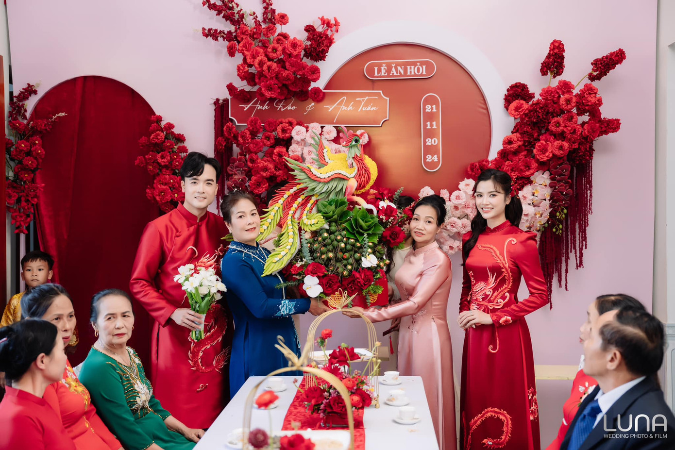 Trong video cầu hôn, Anh Tuấn nói: "Yêu thương là lời anh nói mỗi khi tức giận. Yêu thương cũng là việc anh làm mỗi ngày, được cùng với em làm những điều tốt đẹp nhất. Yêu thương là được bên em, chăm sóc em và cùng em xây dựng gia đình nhỏ. Đồng ý làm vợ anh nhé?". Trong video cầu hôn, Anh Tuấn nói: "Yêu thương là lời anh nói mỗi khi tức giận. Yêu thương cũng là việc anh làm mỗi ngày, được cùng với em làm những điều tốt đẹp nhất. Yêu thương là được bên em, chăm sóc em và cùng em xây dựng gia đình nhỏ. Đồng ý làm vợ anh nhé?".