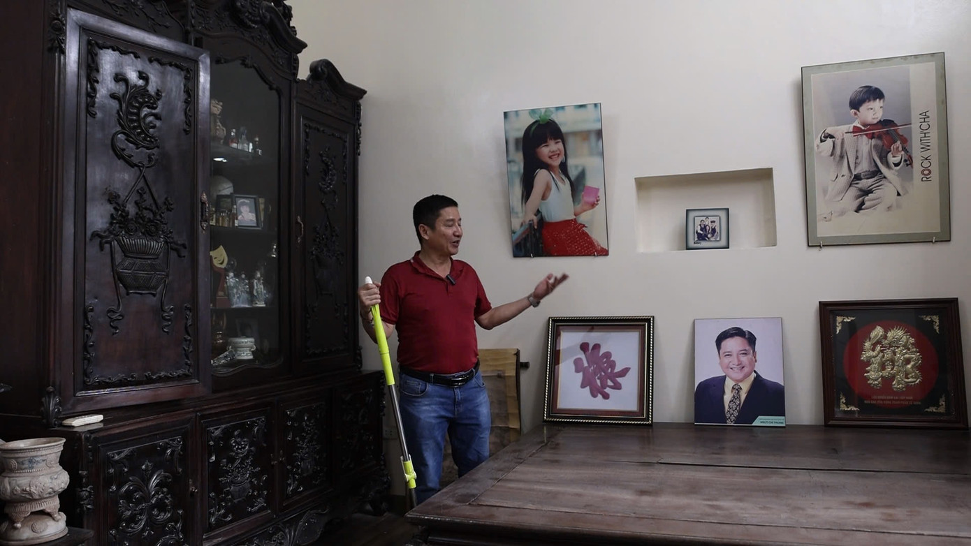 NSƯT Chí Trung giữ nguyên mọi trạng thái của căn nhà, từ những khung ảnh treo tường cho tới tủ đồ lưu niệm. "Đôi khi tôi rất nhớ những người thân của mình", anh nói.