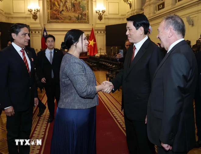Chủ tịch Hạ viện Chile Karol Aída Cariola Oliva đón Chủ tịch nước Lương Cường. (Ảnh: Lâm Khánh/TTXVN)