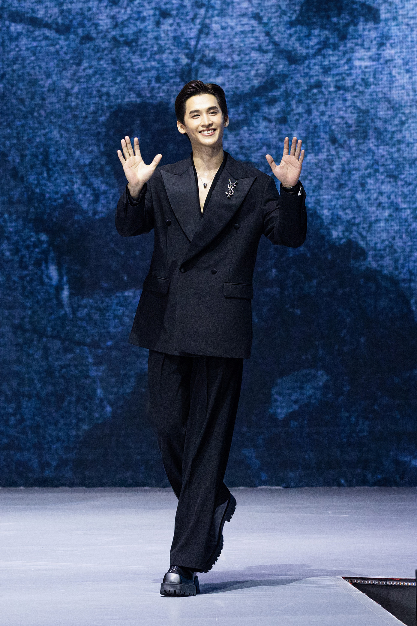 Kang Chul muốn theo đuổi phong cách đơn giản nhưng tinh tế, tập trung vào những chi tiết tinh xảo và chất lượng trang phục. Triết lý của anh là luôn trân trọng giá trị nguyên bản và sự chân thật. Kang Chul tin rằng sự tự tin và trung thực trong phong cách chính là yếu tố lâu bền nhất.