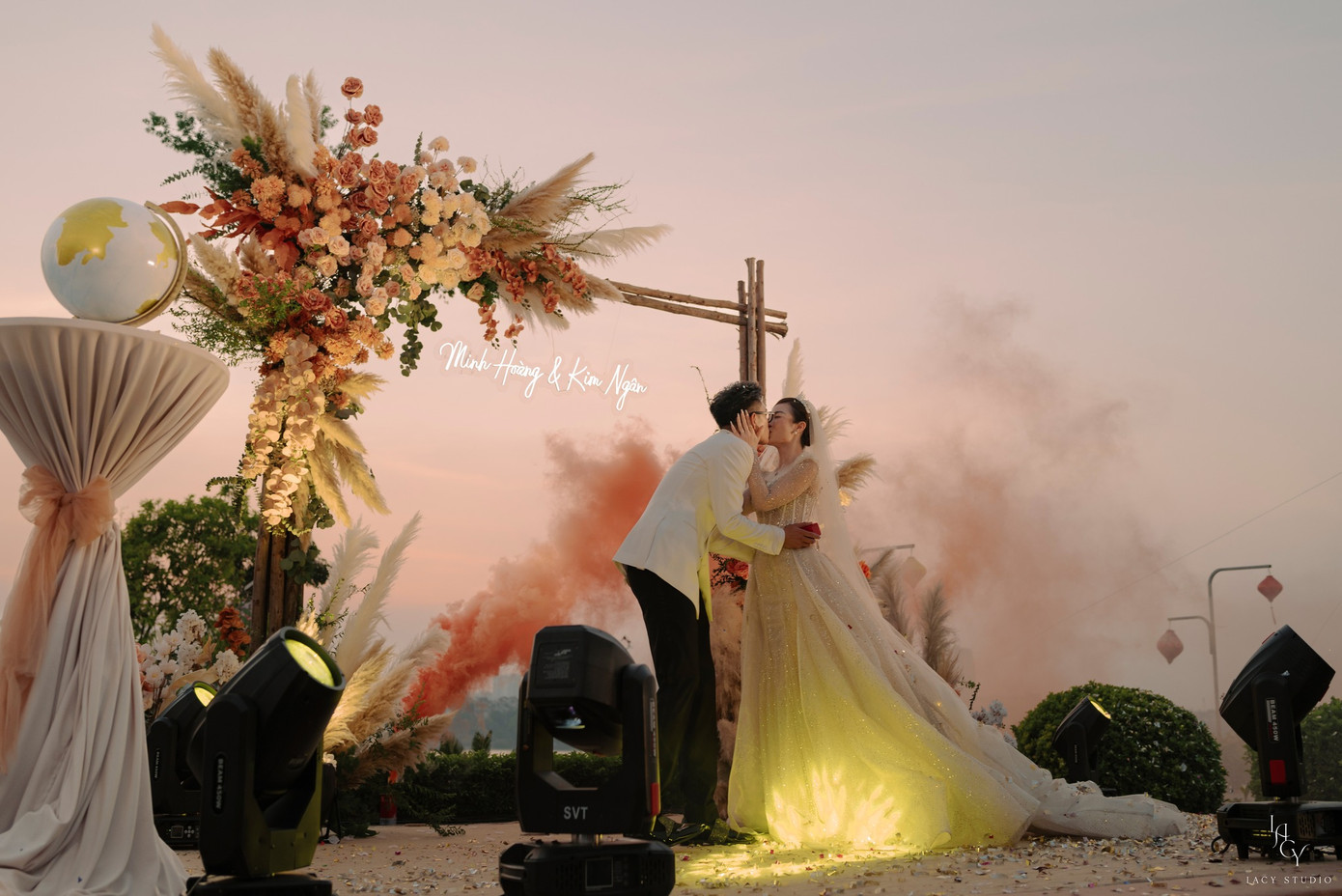 Kim Ngân cảm ơn chồng đã chở che, bảo vệ cô và chấp nhận một người đàn bà đã cũ, nhiều khuyết điểm. “Em mong rằng chúng ta tiếp tục là nguồn sức mạnh của nhau, cùng nhau khám phá cuộc sống, cùng nhau trưởng thành và xây dựng tương lai rạng rỡ, cùng nhau chăm lo, chở che, bao bọc cho gia đình 2 bên như đúng nguyện ước”, Kim Ngân chia sẻ. Kim Ngân cảm ơn chồng đã chở che, bảo vệ cô và chấp nhận một người đàn bà đã cũ, nhiều khuyết điểm. “Em mong rằng chúng ta tiếp tục là nguồn sức mạnh của nhau, cùng nhau khám phá cuộc sống, cùng nhau trưởng thành và xây dựng tương lai rạng rỡ, cùng nhau chăm lo, chở che, bao bọc cho gia đình 2 bên như đúng nguyện ước”, Kim Ngân chia sẻ.