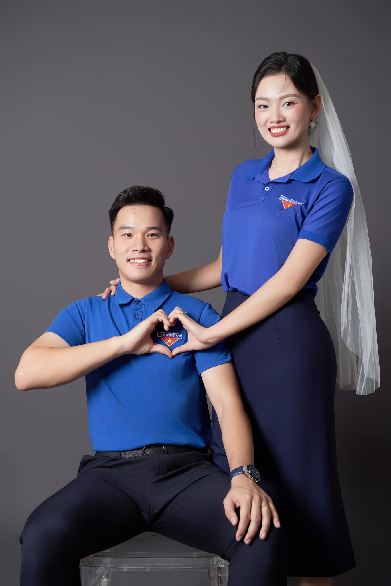 Theo Thu Hoài, cô ấn tượng ở bạn trai bởi sự chu đáo, tâm lý và nhẹ nhàng. “Tôi cũng ngưỡng mộ anh về tri thức, chí tiến thủ. Từ khi bên nhau, anh giúp tôi giải tỏa nhiều áp lực trong công việc. Chúng tôi dành nhiều thời gian bên nhau, cùng chơi thể thao, đi dạo phố hoặc ăn uống. Cả hai có rất nhiều điểm chung”, Thu Hoài nói. Theo Thu Hoài, cô ấn tượng ở bạn trai bởi sự chu đáo, tâm lý và nhẹ nhàng. “Tôi cũng ngưỡng mộ anh về tri thức, chí tiến thủ. Từ khi bên nhau, anh giúp tôi giải tỏa nhiều áp lực trong công việc. Chúng tôi dành nhiều thời gian bên nhau, cùng chơi thể thao, đi dạo phố hoặc ăn uống. Cả hai có rất nhiều điểm chung”, Thu Hoài nói.