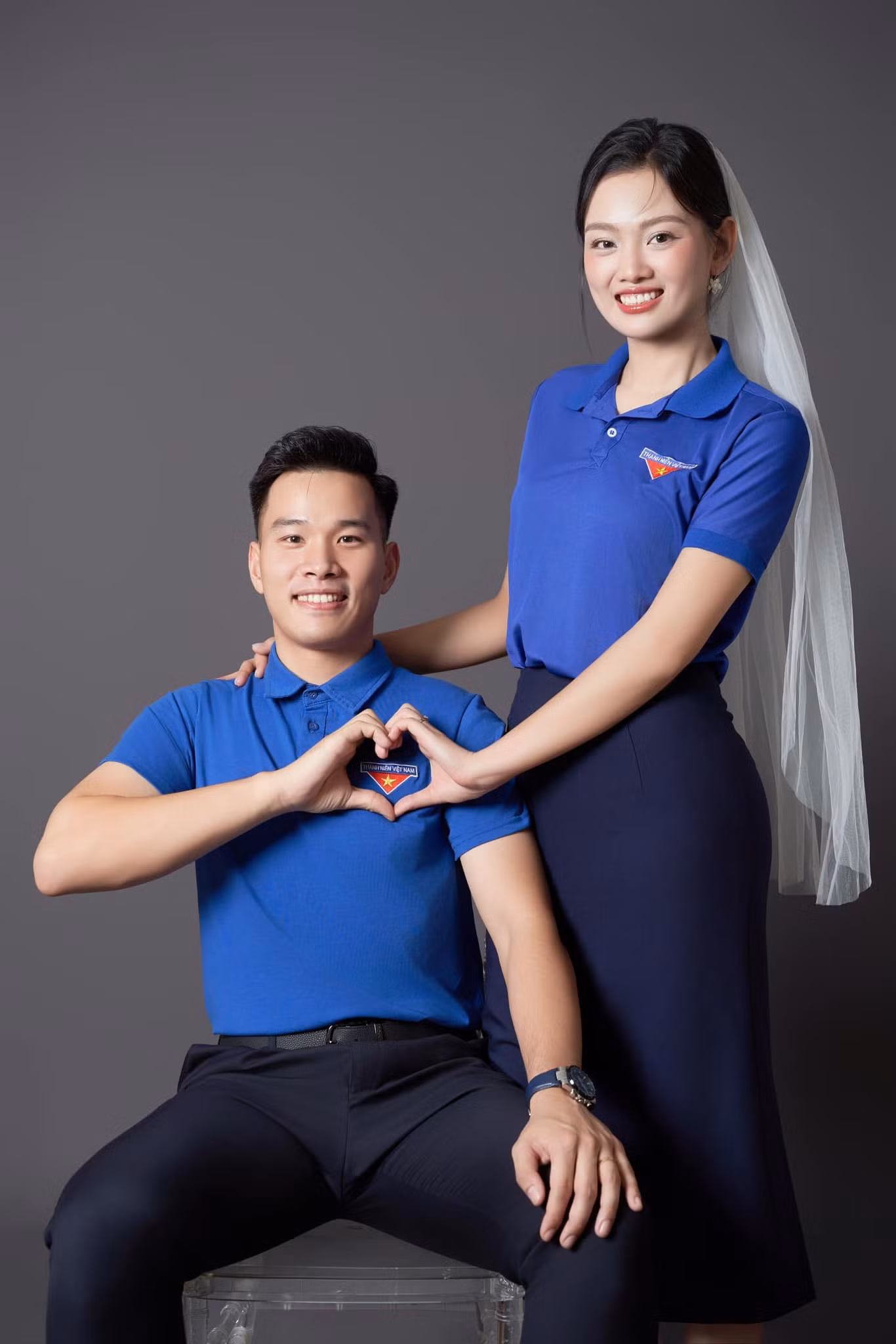 Theo Thu Hoài, cô ấn tượng ở bạn trai bởi sự chu đáo, tâm lý và nhẹ nhàng. “Tôi cũng ngưỡng mộ anh về tri thức, chí tiến thủ. Từ khi bên nhau, anh giúp tôi giải tỏa nhiều áp lực trong công việc. Chúng tôi dành nhiều thời gian bên nhau, cùng chơi thể thao, đi dạo phố hoặc ăn uống. Cả hai có rất nhiều điểm chung”, Thu Hoài nói.