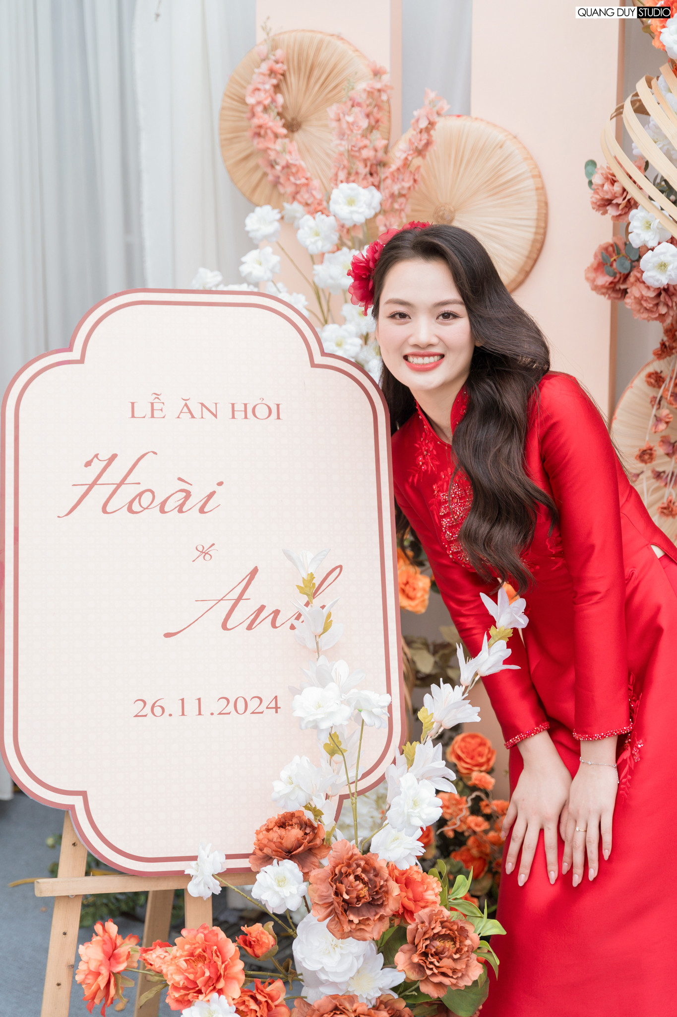 Hoa khôi bóng chuyền Thu Hoài chia sẻ loạt khoảnh khắc trong lễ ăn hỏi với bạn trai Bảo Anh. Cặp đôi diện áo dài màu đỏ, thêu chữ hỷ.