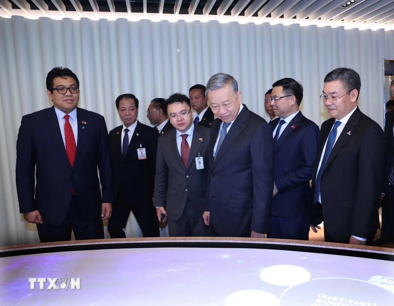 Tổng Bí thư Tô Lâm thăm và làm việc với Tập đoàn Petronas tại Kuala Lumpur, Malaysia. (Ảnh: Thống Nhất/TTXVN) Tổng Bí thư Tô Lâm thăm và làm việc với Tập đoàn Petronas tại Kuala Lumpur, Malaysia. (Ảnh: Thống Nhất/TTXVN)