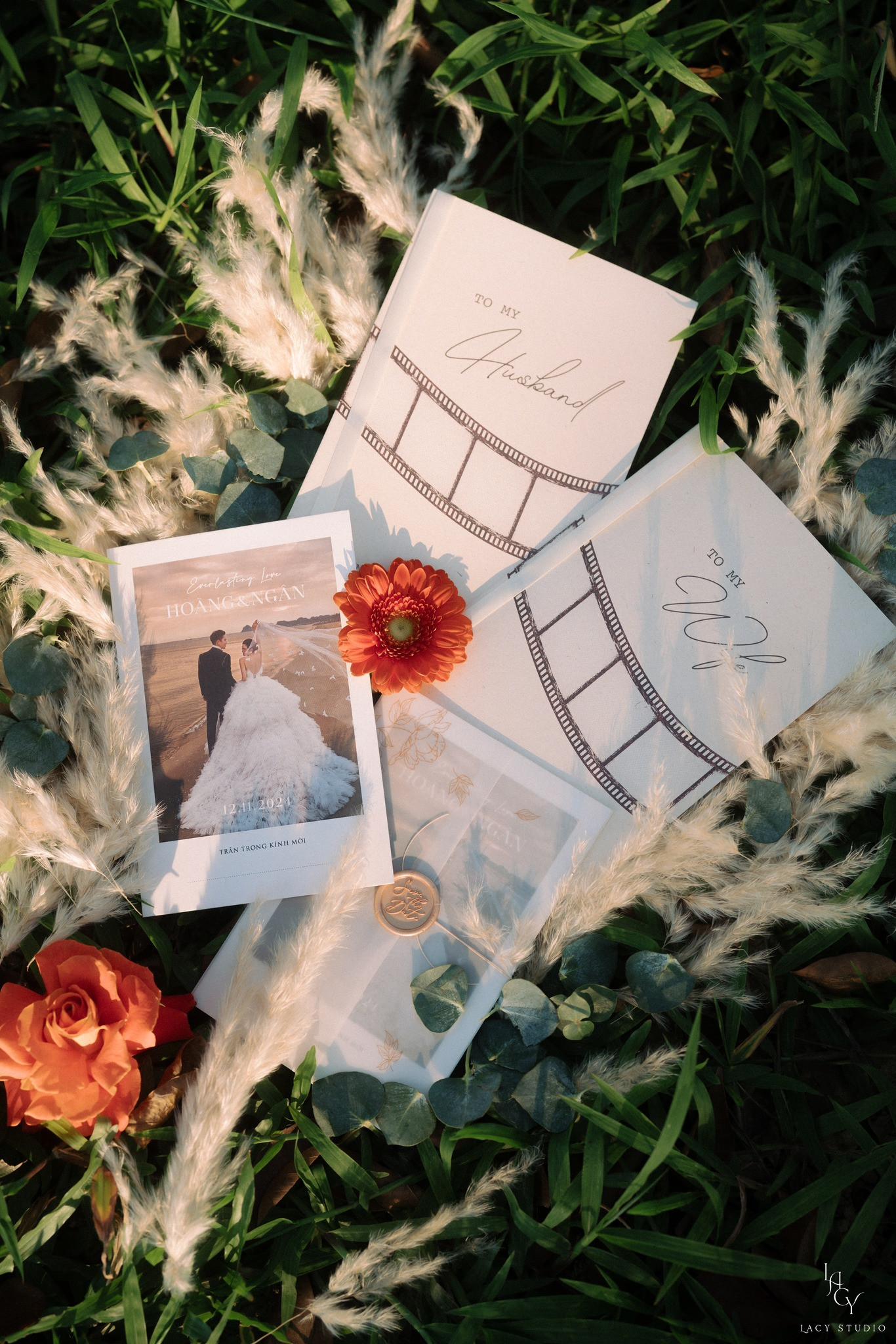 Ngày 12/11, đám cưới diễn viên Minh Hoàng và bạn gái Kim Ngân diễn ra tại Hà Nội, với khoảng 450 khách mời. Cặp đôi tổ chức tiệc cưới ngoài trời, ven bờ sông Hồng. Chia sẻ với Tiền Phong, Minh Hoàng cho biết anh mãn nguyện vì ngày vui trọn vẹn. Ngày 12/11, đám cưới diễn viên Minh Hoàng và bạn gái Kim Ngân diễn ra tại Hà Nội, với khoảng 450 khách mời. Cặp đôi tổ chức tiệc cưới ngoài trời, ven bờ sông Hồng. Chia sẻ với Tiền Phong, Minh Hoàng cho biết anh mãn nguyện vì ngày vui trọn vẹn.