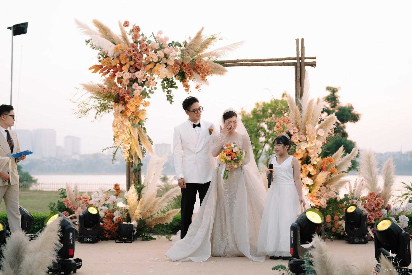 Cũng trong lễ cưới, con gái lớn của Kim Ngân gọi Minh Hoàng là ba, xem anh là định mệnh giúp mẹ cô chữa lành vết thương lòng. “Mẹ hy sinh tất cả vì con. Có những lúc mẹ đã mệt mỏi đến mức không biết làm gì, chỉ ôm con và khóc. Từ khi gặp ba, thế giới của mẹ dường như thay đổi. Khi con biết mẹ quen người mới, con có chút ích kỷ, con buồn nói với bà: ‘Bà ơi, con không muốn mẹ quen người khác’. Sau một thời gian, con nhận ra rằng mẹ có vết thương lòng và ba là người đến chữa lành cho mẹ. Từ khi có ba, mẹ yêu đời hơn, ba mang lại hạnh phúc, tiếng cười cho mẹ và ở bên mẹ mỗi khi mẹ buồn. Con nhận ra rằng mẹ cần có người cạnh bên và có hạnh phúc riêng”, cô bé chia sẻ trong nước mắt. Cũng trong lễ cưới, con gái lớn của Kim Ngân gọi Minh Hoàng là ba, xem anh là định mệnh giúp mẹ cô chữa lành vết thương lòng. “Mẹ hy sinh tất cả vì con. Có những lúc mẹ đã mệt mỏi đến mức không biết làm gì, chỉ ôm con và khóc. Từ khi gặp ba, thế giới của mẹ dường như thay đổi. Khi con biết mẹ quen người mới, con có chút ích kỷ, con buồn nói với bà: ‘Bà ơi, con không muốn mẹ quen người khác’. Sau một thời gian, con nhận ra rằng mẹ có vết thương lòng và ba là người đến chữa lành cho mẹ. Từ khi có ba, mẹ yêu đời hơn, ba mang lại hạnh phúc, tiếng cười cho mẹ và ở bên mẹ mỗi khi mẹ buồn. Con nhận ra rằng mẹ cần có người cạnh bên và có hạnh phúc riêng”, cô bé chia sẻ trong nước mắt.