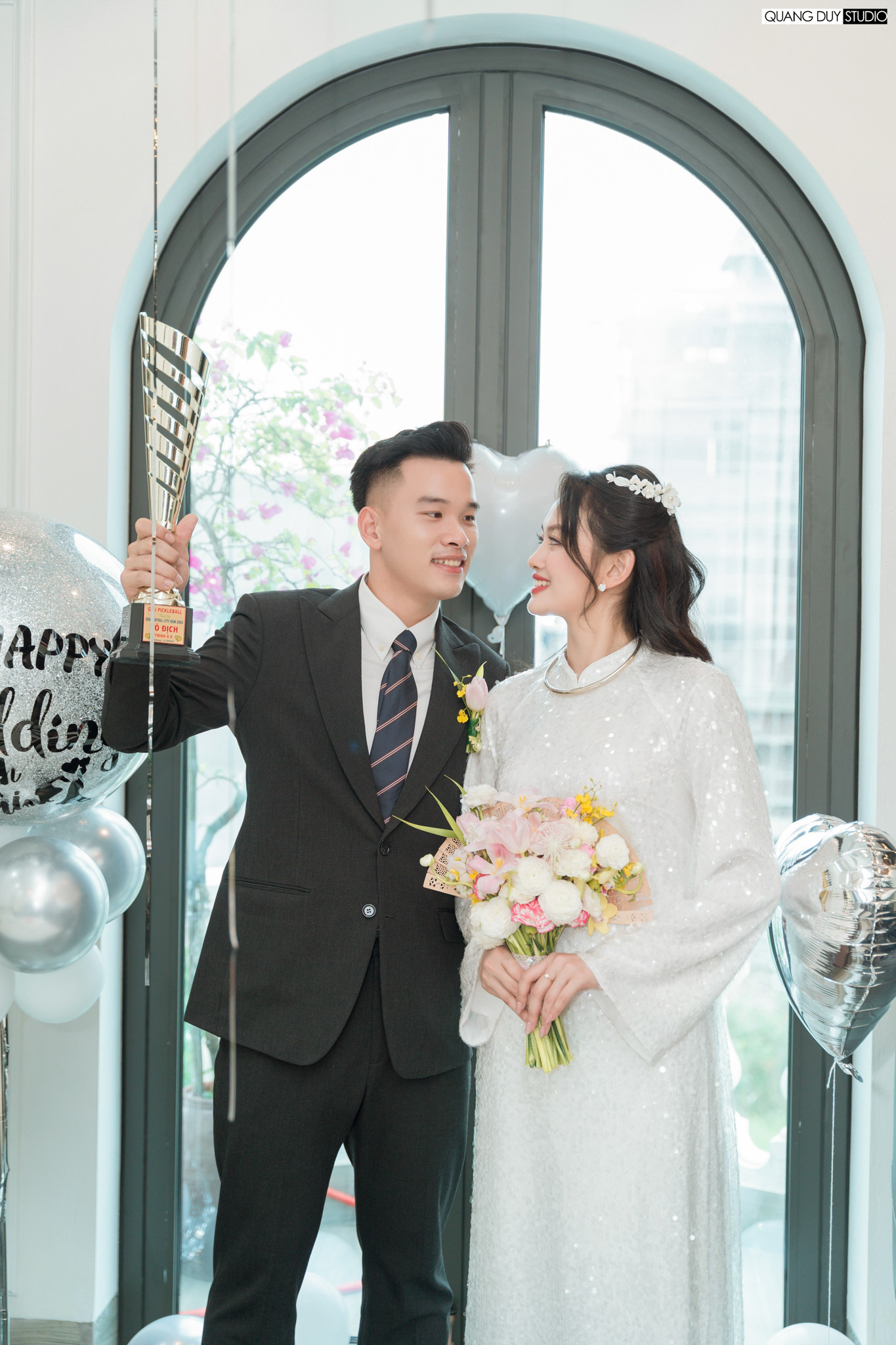 Bạn trai của Thu Hoài tên là Thái Bảo Anh năm nay 26 tuổi, cùng quê Thái Bình và hiện làm việc ở Tỉnh đoàn Thái Bình.