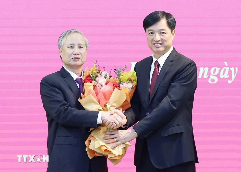 Đồng chí Nguyễn Duy Ngọc, Bí thư Trung ương Đảng, Chánh Văn phòng Trung ương Đảng, chúc mừng đồng chí Trần Quốc Vượng, nguyên Ủy viên Bộ Chính trị, nguyên Thường trực Ban Bí thư, Trưởng Ban Chỉ đạo 110, nhận Huy hiệu 45 năm tuổi Đảng. (Ảnh: Thống Nhất/TTXVN)