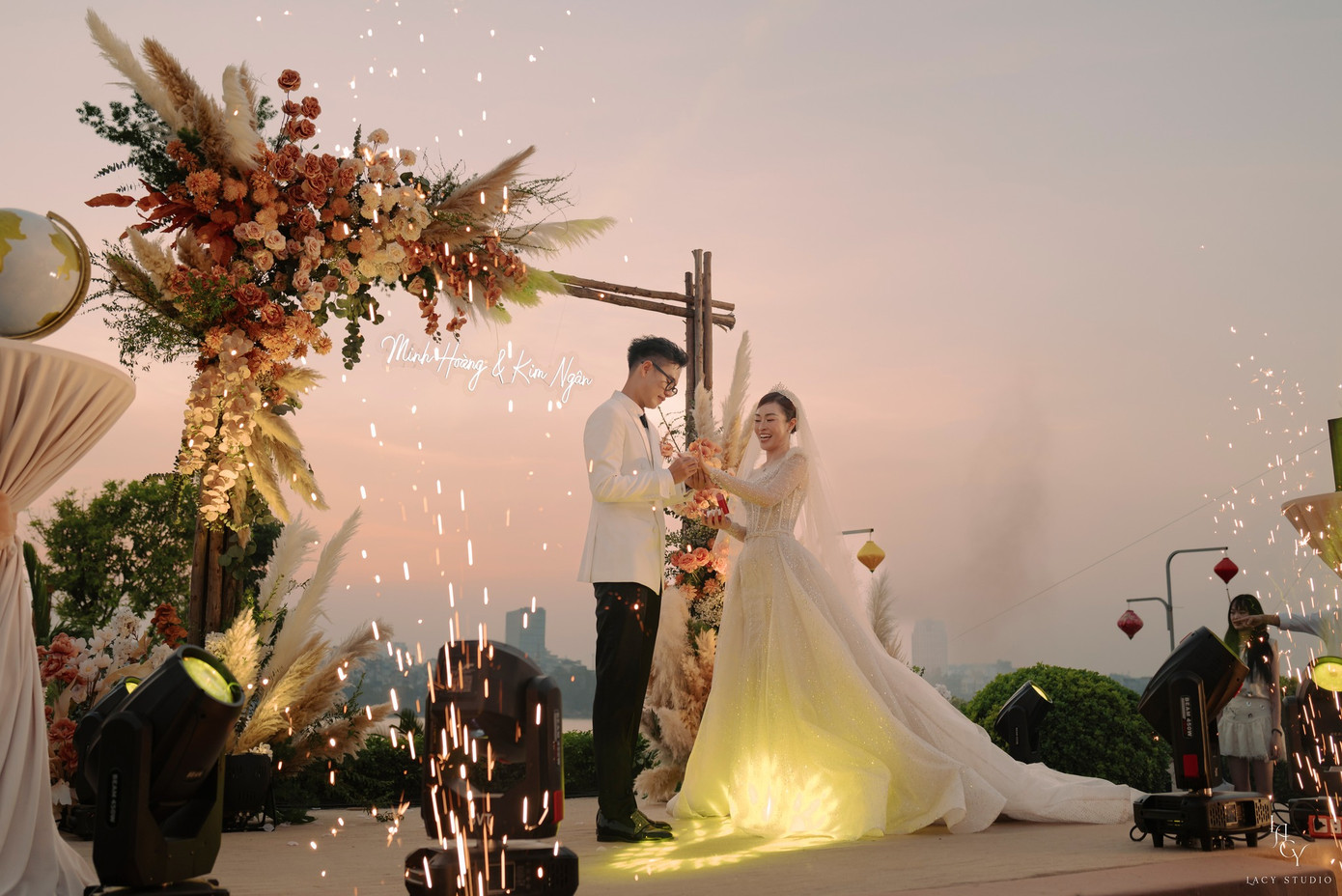 Khi trao nhau lời thề nguyện, Minh Hoàng nói: “Anh không hứa trở thành một người chồng hoàn hảo, cũng không hứa làm những điều vĩ đại. Anh chỉ nguyện nỗ lực từng chút một, từng điều nhỏ bé để xứng đáng là người chồng, người cha, và gìn giữ mái ấm gia đình này cùng em trên chặng đường phía trước. Anh yêu thương gia đình nhỏ của mình. Cảm ơn em và con đã đến bên cuộc đời anh. Anh yêu em”. Khi trao nhau lời thề nguyện, Minh Hoàng nói: “Anh không hứa trở thành một người chồng hoàn hảo, cũng không hứa làm những điều vĩ đại. Anh chỉ nguyện nỗ lực từng chút một, từng điều nhỏ bé để xứng đáng là người chồng, người cha, và gìn giữ mái ấm gia đình này cùng em trên chặng đường phía trước. Anh yêu thương gia đình nhỏ của mình. Cảm ơn em và con đã đến bên cuộc đời anh. Anh yêu em”.