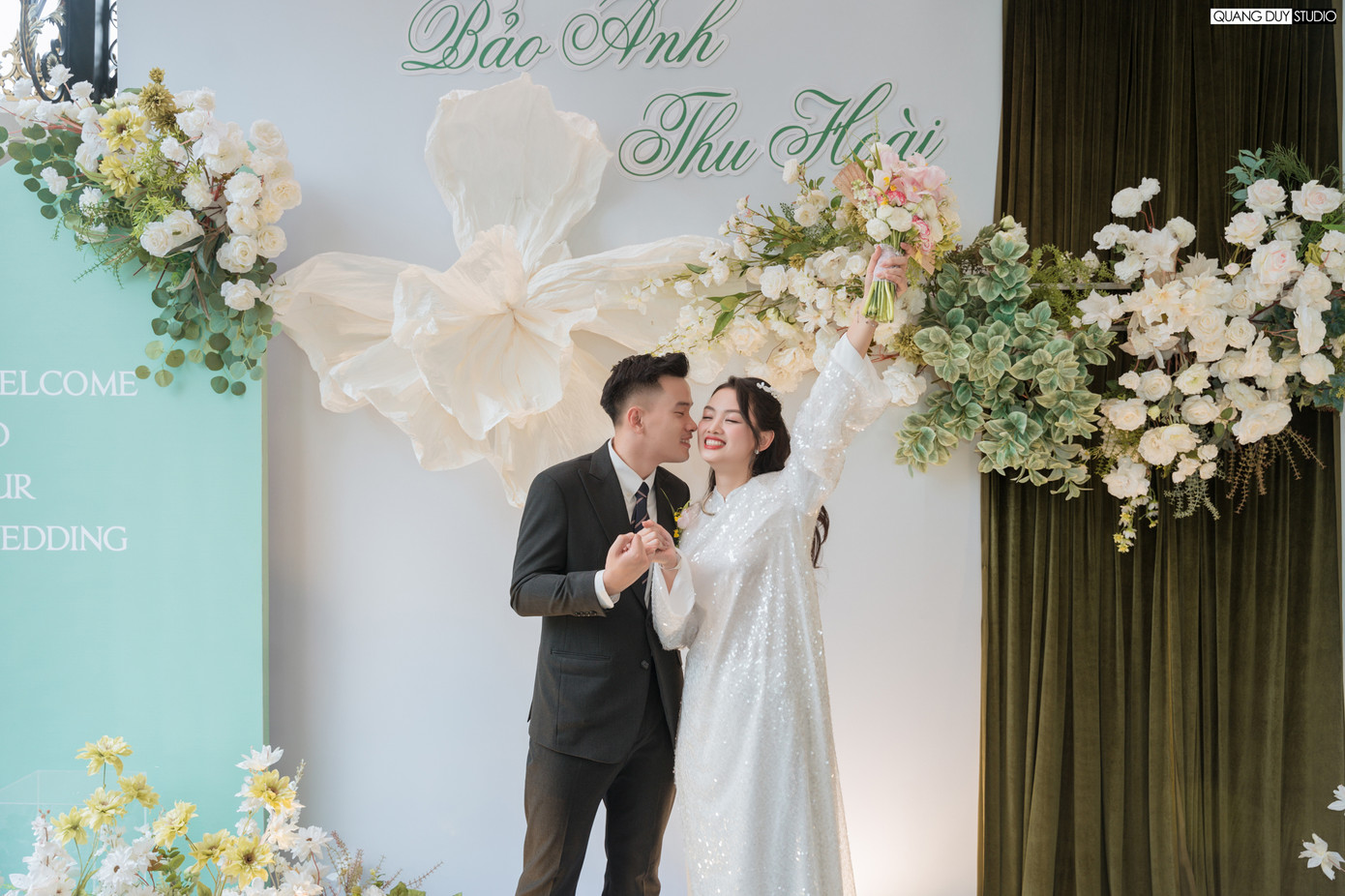 “Chỉ một tháng sau khi hẹn hò, tôi nhận lời cầu hôn của bạn trai. Chúng tôi có nhiều điểm chung và chia sẻ được với nhau mọi điều trong cuộc sống. Bạn trai giúp tôi giải tỏa áp lực trong công việc. Cả hai luôn cảm thấy vui vẻ khi bên nhau”, Thu Hoài nói.