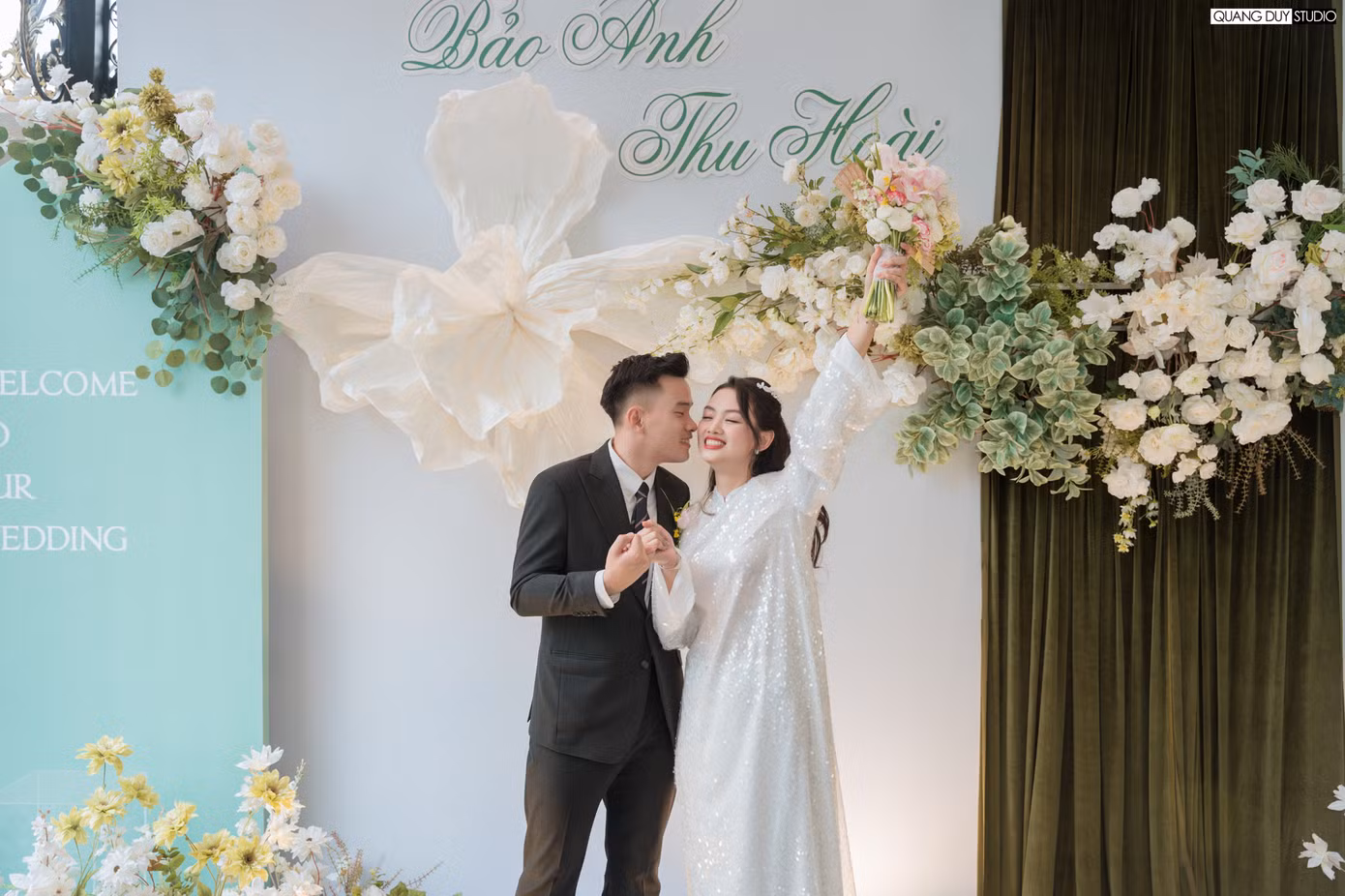 “Chỉ một tháng sau khi hẹn hò, tôi nhận lời cầu hôn của bạn trai. Chúng tôi có nhiều điểm chung và chia sẻ được với nhau mọi điều trong cuộc sống. Bạn trai giúp tôi giải tỏa áp lực trong công việc. Cả hai luôn cảm thấy vui vẻ khi bên nhau”, Thu Hoài nói. “Chỉ một tháng sau khi hẹn hò, tôi nhận lời cầu hôn của bạn trai. Chúng tôi có nhiều điểm chung và chia sẻ được với nhau mọi điều trong cuộc sống. Bạn trai giúp tôi giải tỏa áp lực trong công việc. Cả hai luôn cảm thấy vui vẻ khi bên nhau”, Thu Hoài nói.