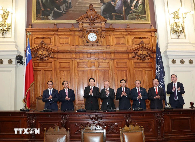 Chủ tịch nước Lương Cường và Chủ tịch Thượng viện Chile José García Ruminot cùng các đại biểu thăm Trụ sở Quốc hội Chile. (Ảnh: Lâm Khánh/TTXVN)