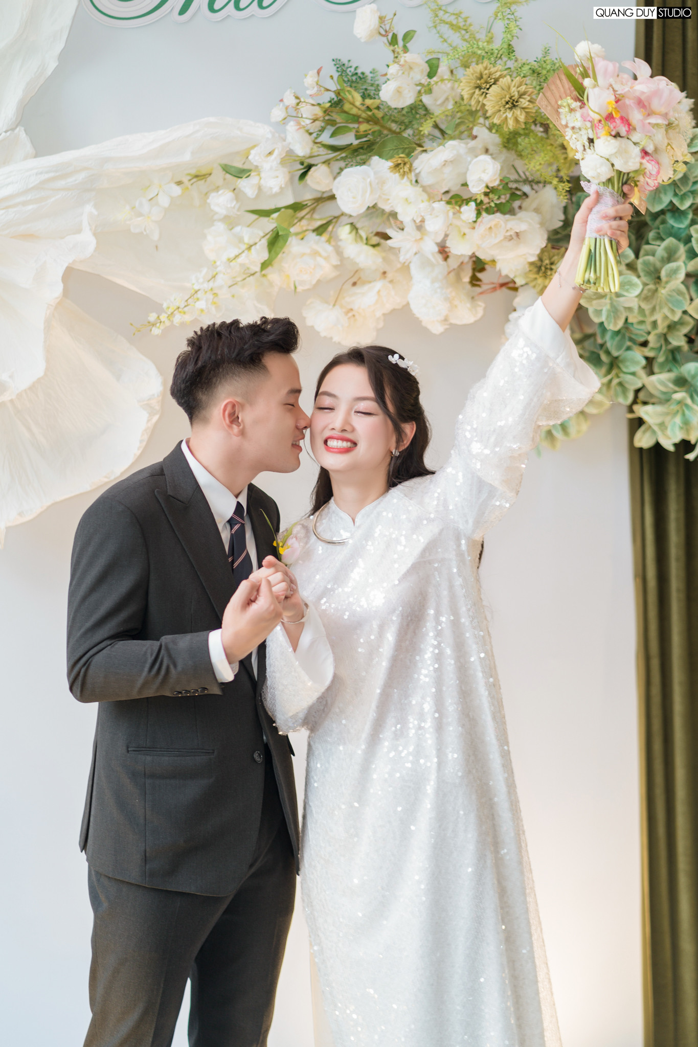 “Bạn trai không biết chúng tôi cùng quê cho đến khi tôi về tham dự sự kiện do Tỉnh đoàn Thái Bình tổ chức. Sau sự kiện đó, anh chủ động làm quen, trò chuyện rồi hẹn hò”, Thu Hoài chia sẻ.